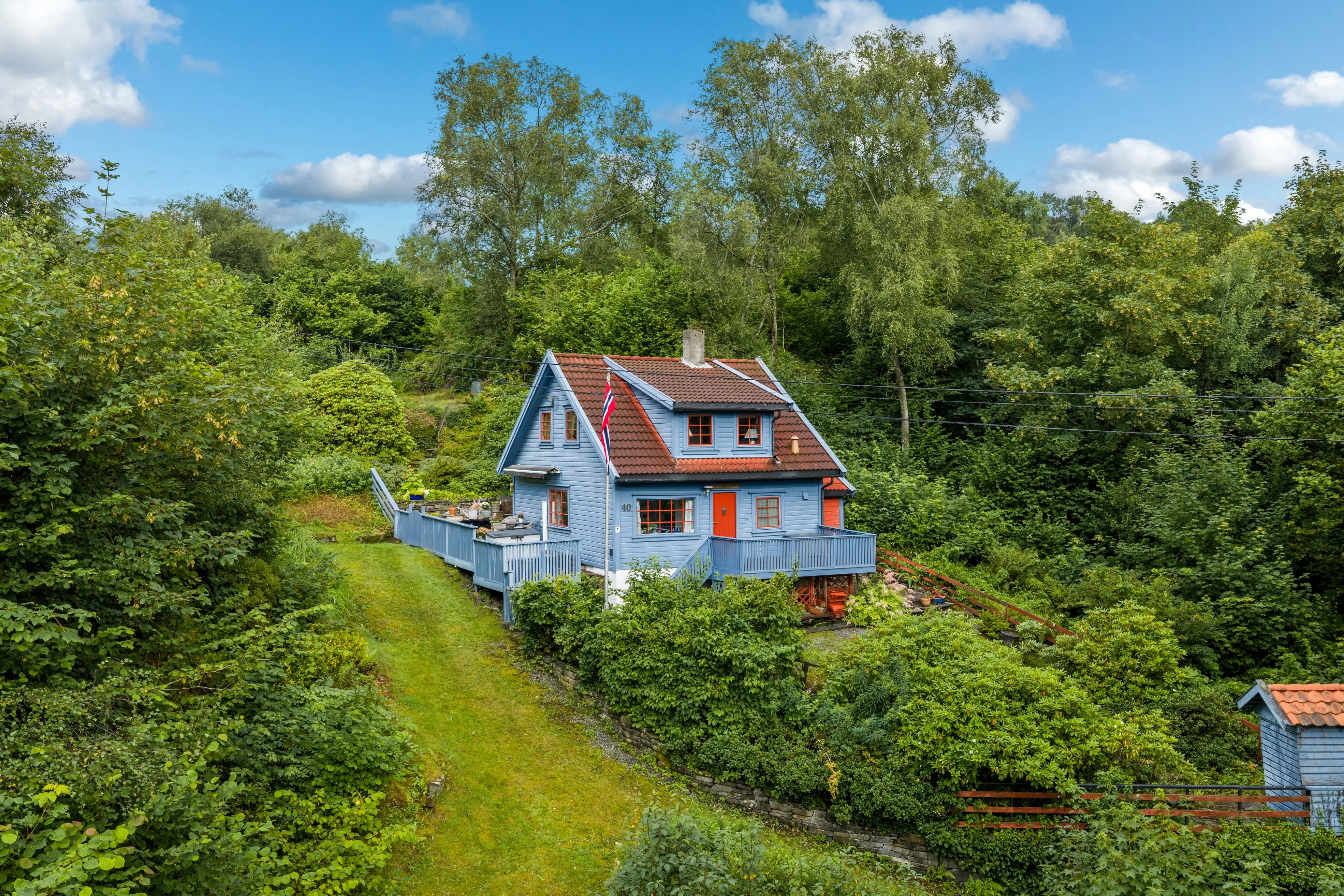 1940s Cabin with Restoration Potential in Scenic Vestland, Norway - Image 1