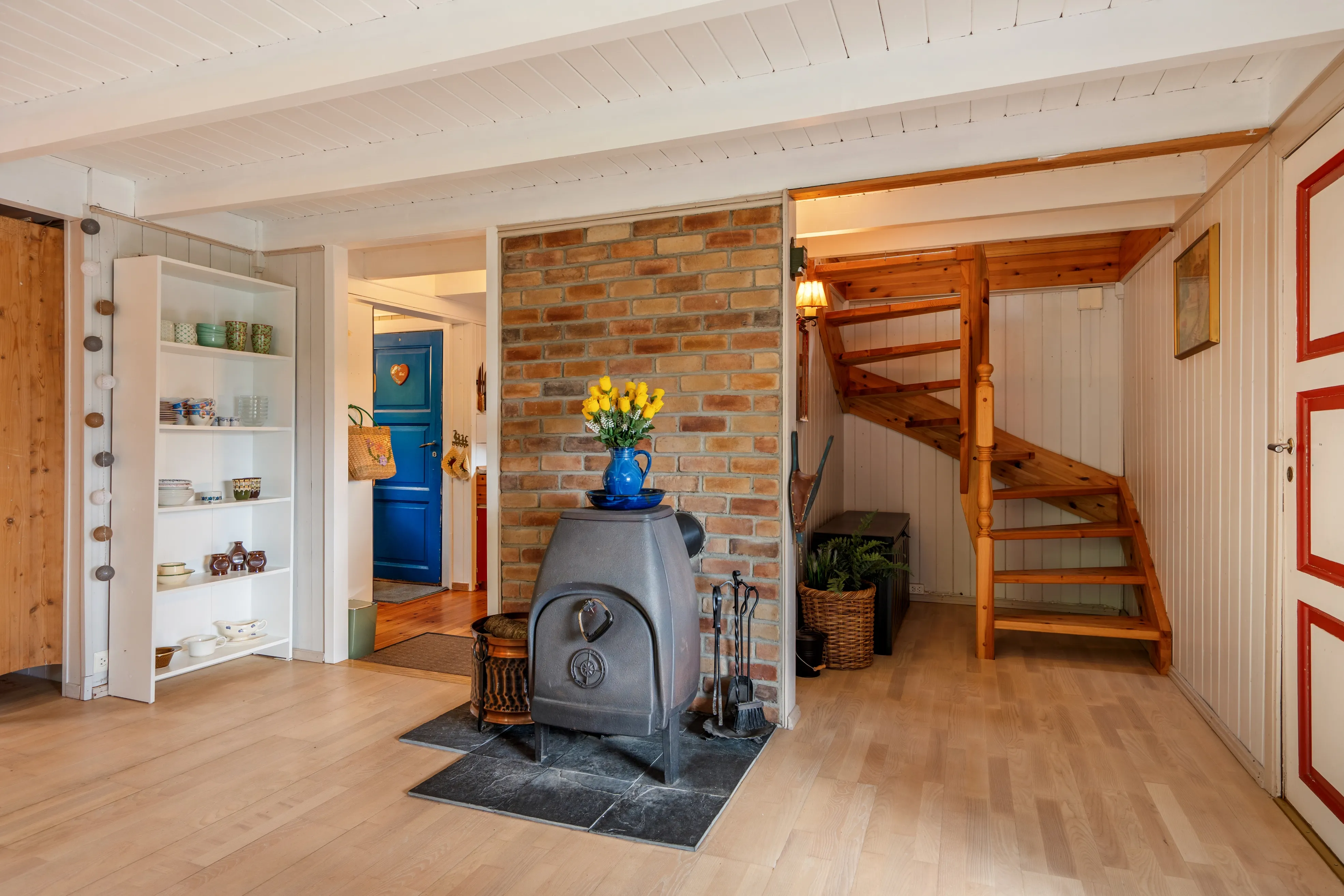 1940s Cabin with Restoration Potential in Scenic Vestland, Norway - Image 4