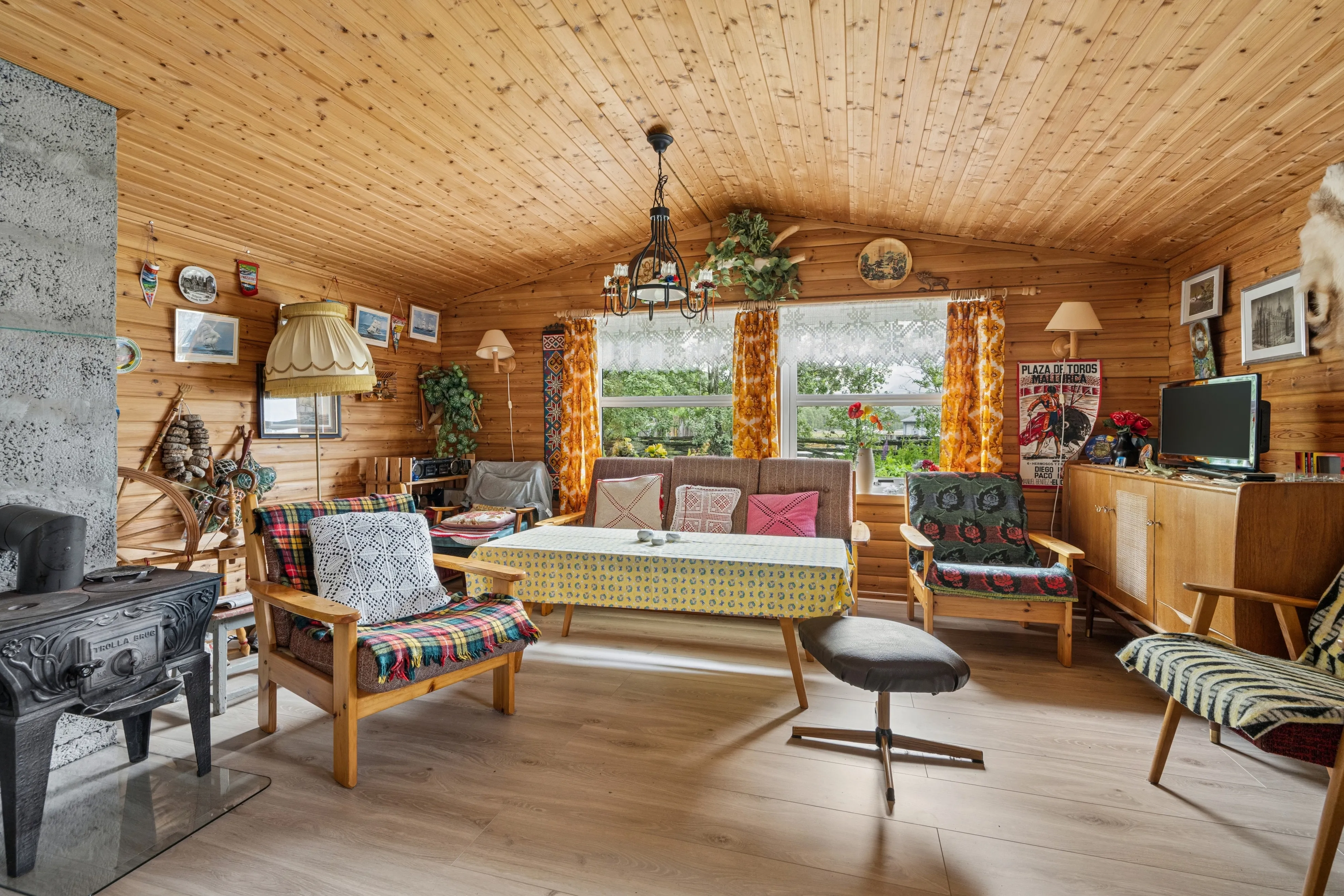Norsk hytte ved fjorden med terrasse og bådhus i Oteren - Image 2