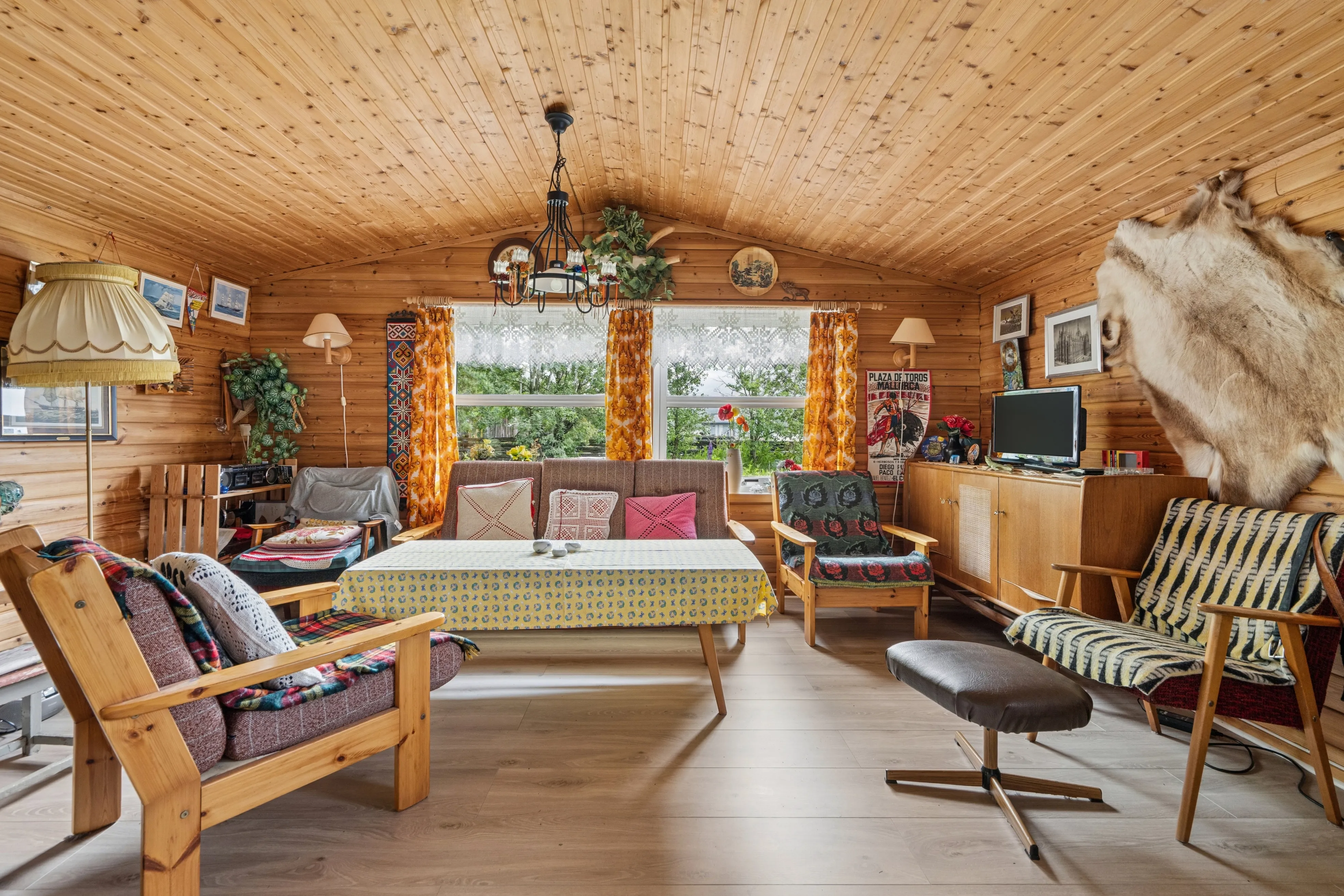 Norsk hytte ved fjorden med terrasse og bådhus i Oteren - Image 3