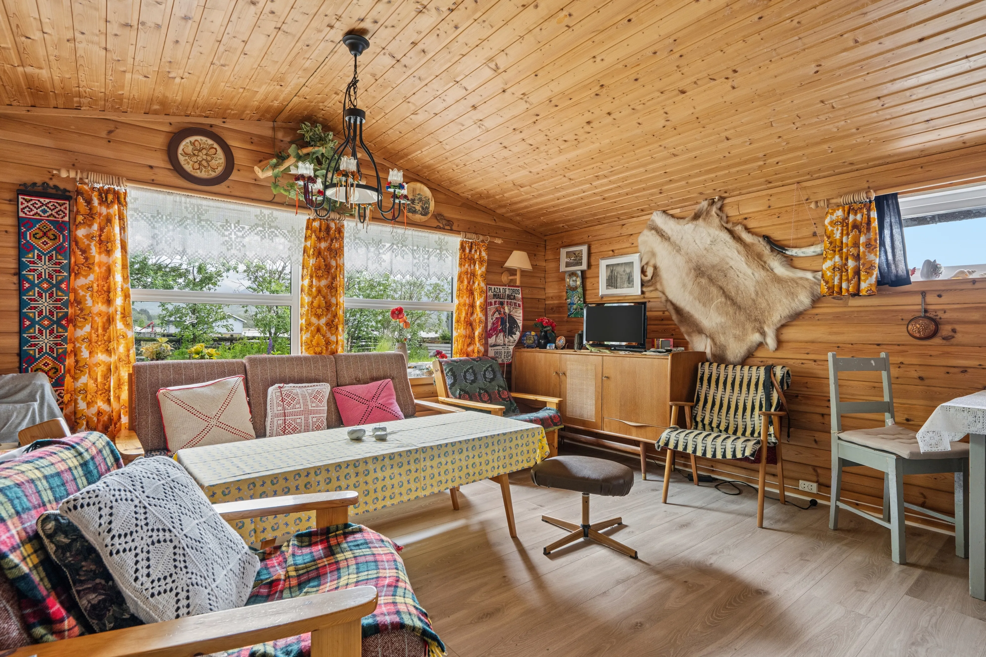 Norsk hytte ved fjorden med terrasse og bådhus i Oteren - Image 4
