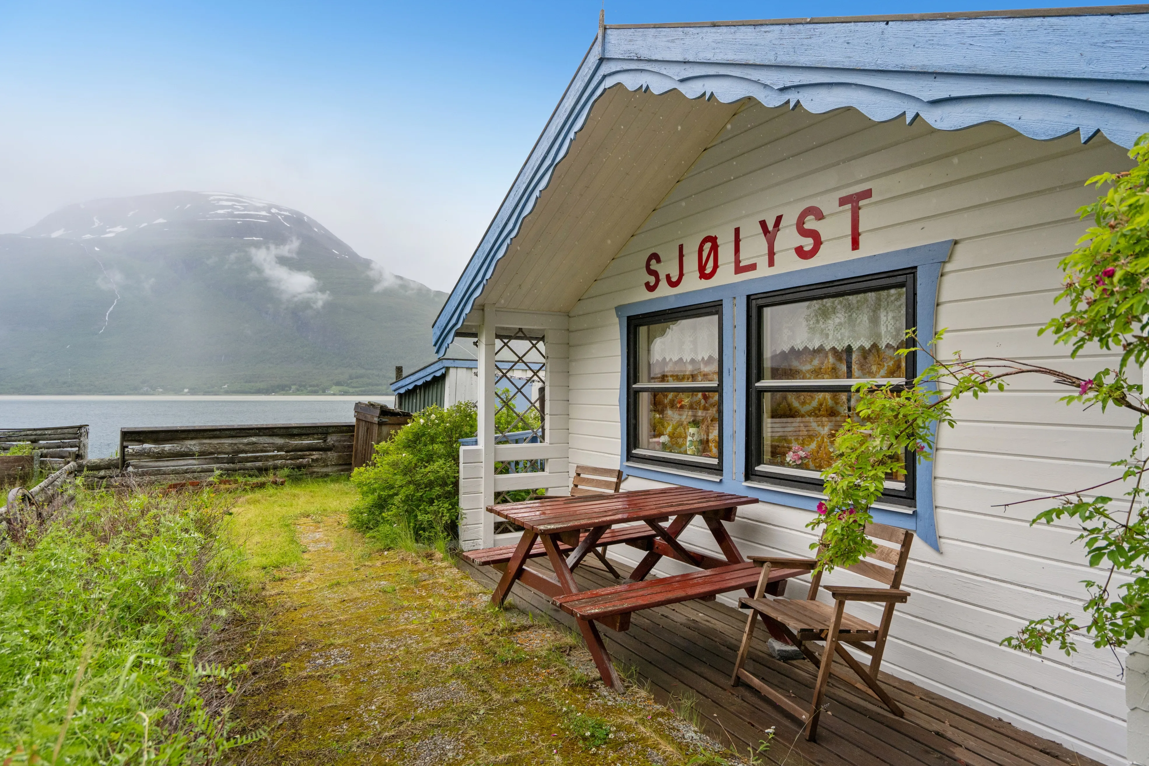 Norsk hytte ved fjorden med terrasse og bådhus i Oteren - Vis billede 13 af 24
