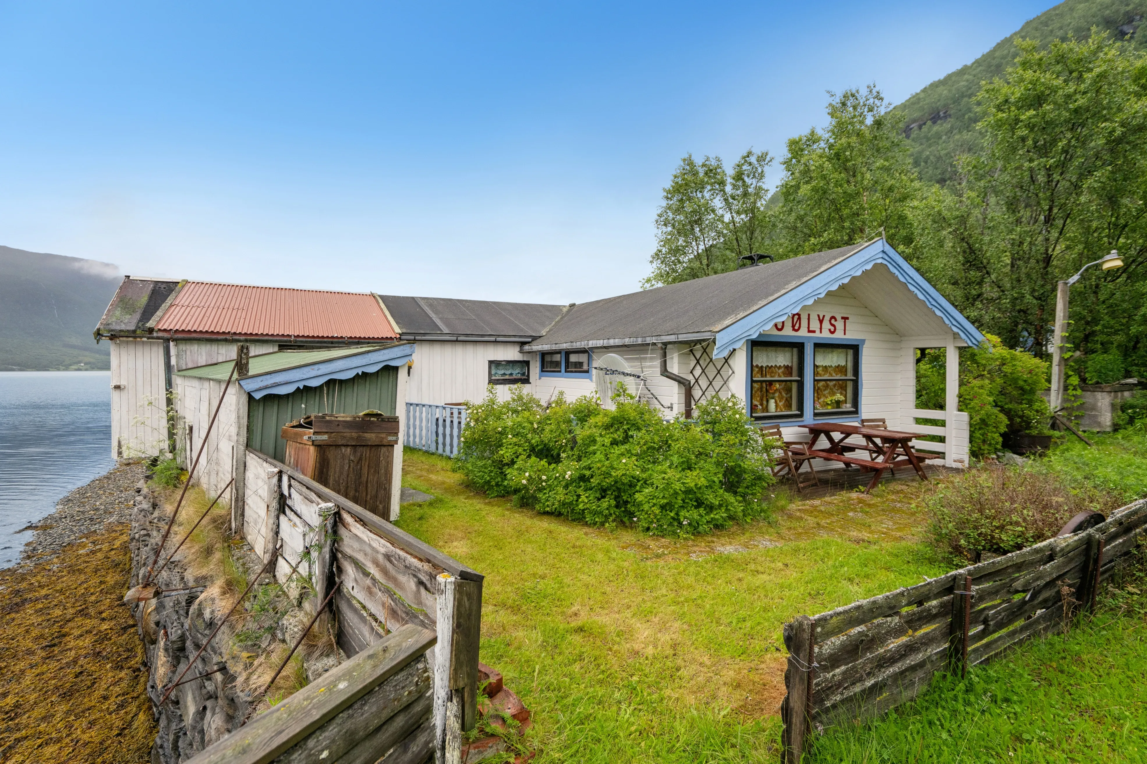 Norsk hytte ved fjorden med terrasse og bådhus i Oteren - Vis billede 14 af 24