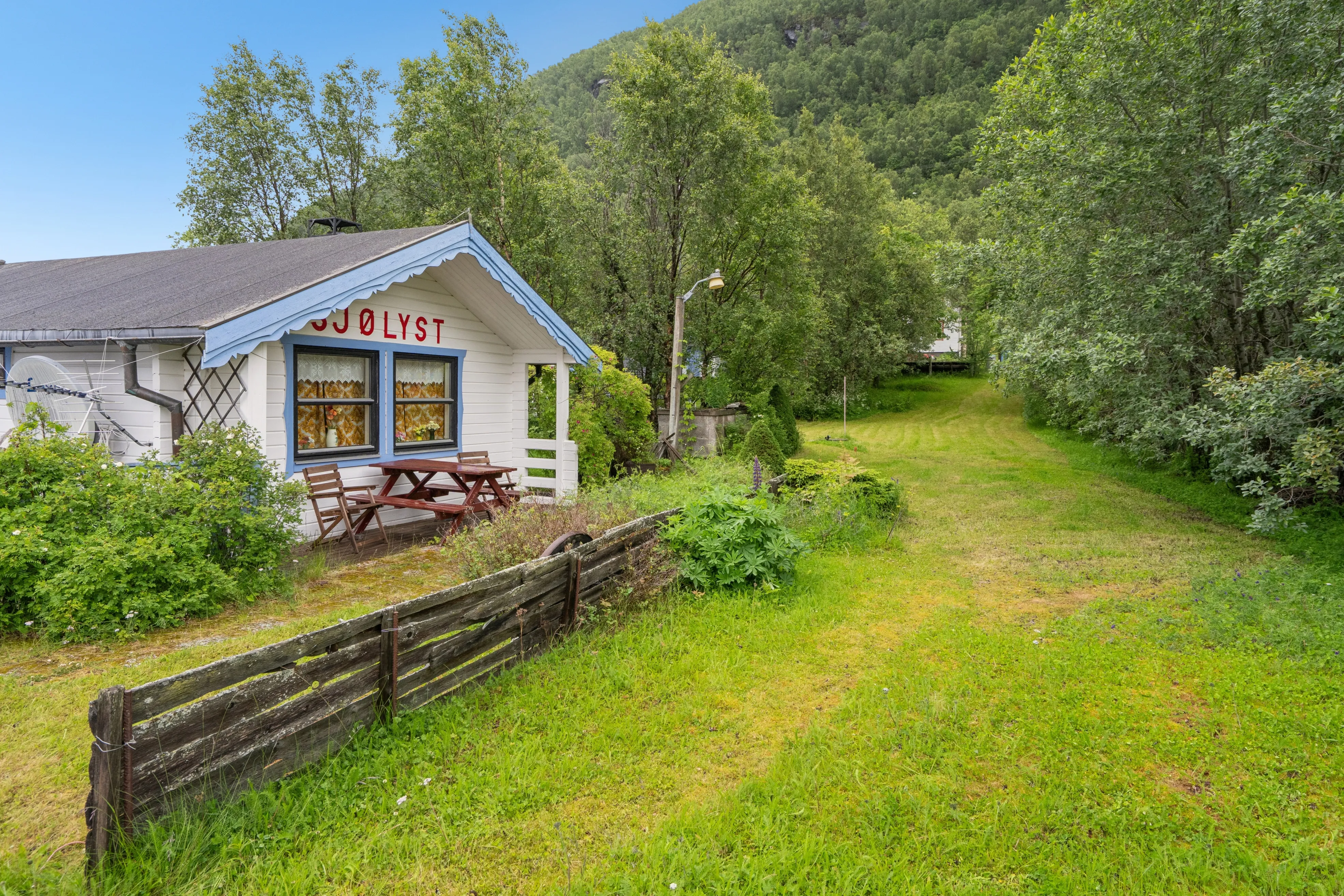 Norsk hytte ved fjorden med terrasse og bådhus i Oteren - Vis billede 17 af 24