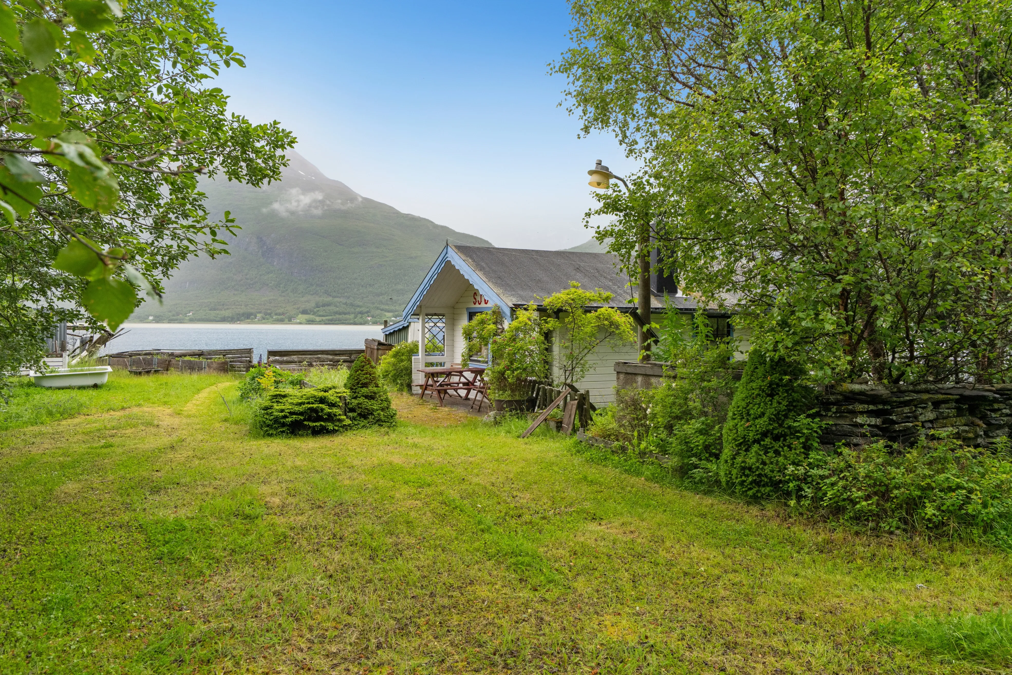 Norsk hytte ved fjorden med terrasse og bådhus i Oteren - Vis billede 18 af 24