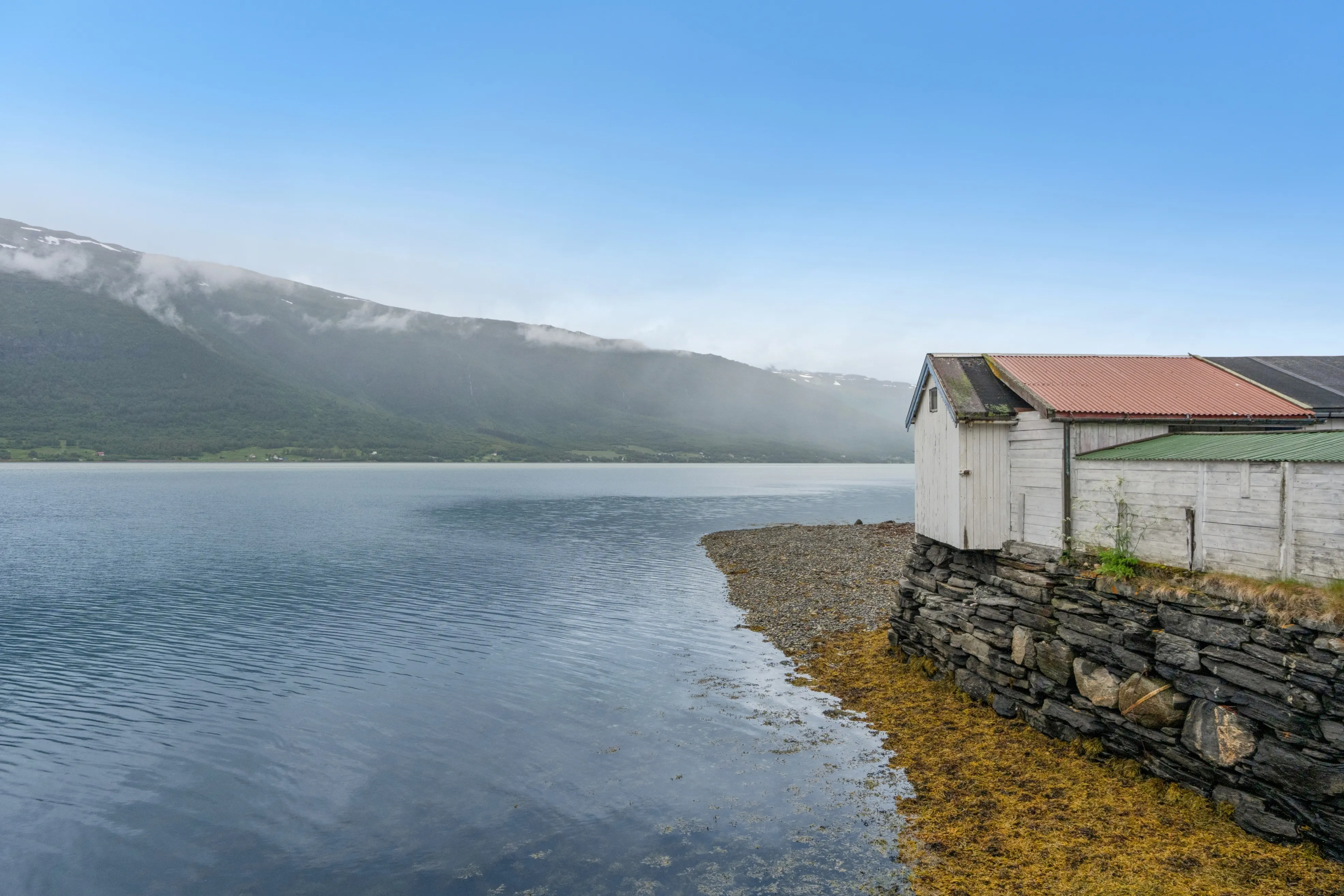 Norsk hytte ved fjorden med terrasse og bådhus i Oteren - Vis billede 23 af 24
