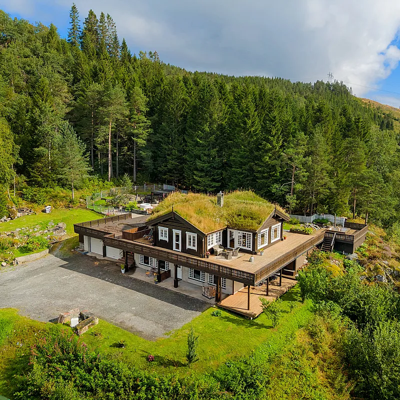 2010 Timber House with 7 Bedrooms and Expansive Garden in Eidsvåg, Norway