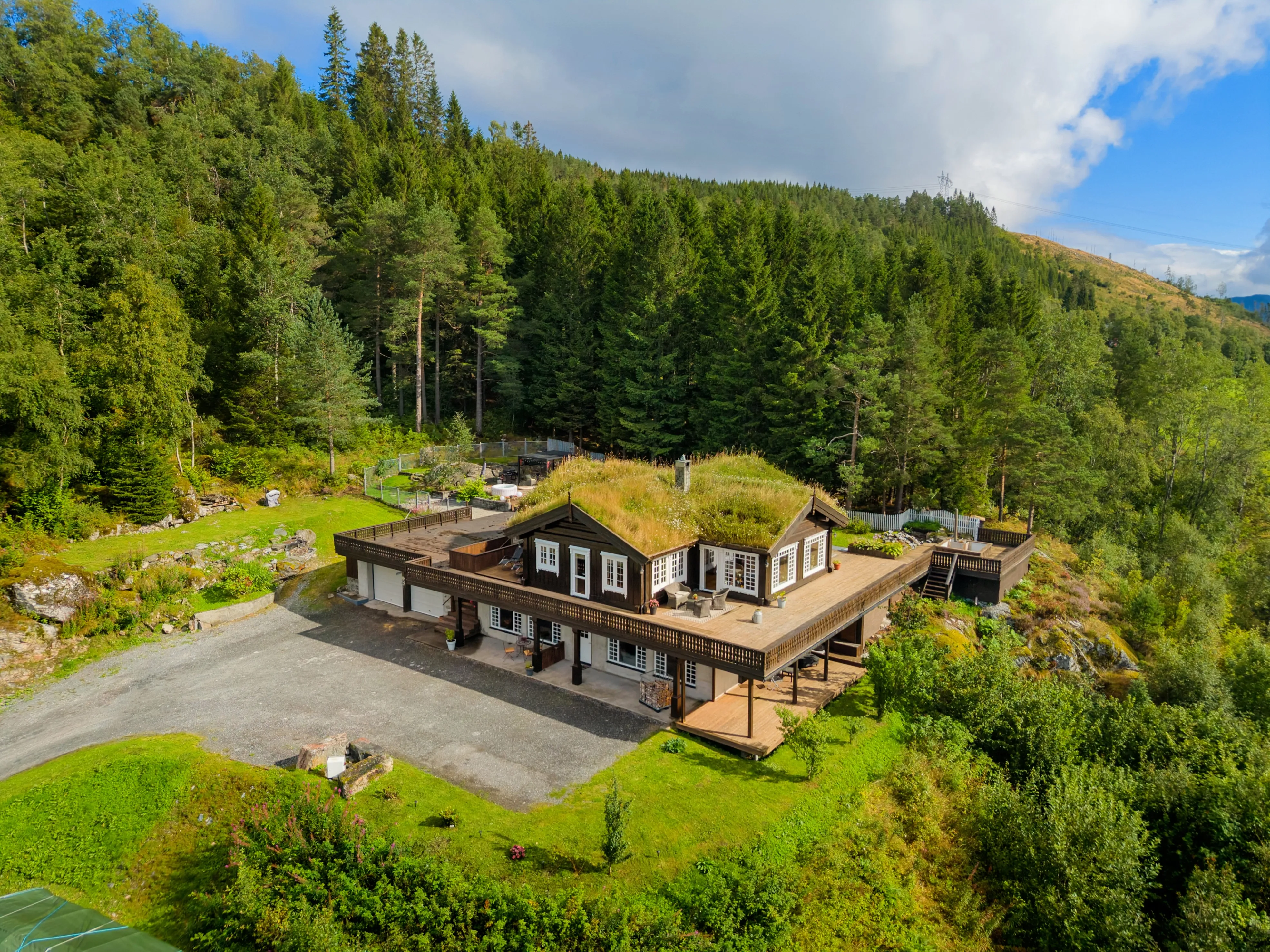 2010 Timber House with 7 Bedrooms and Expansive Garden in Eidsvåg, Norway - Image 1