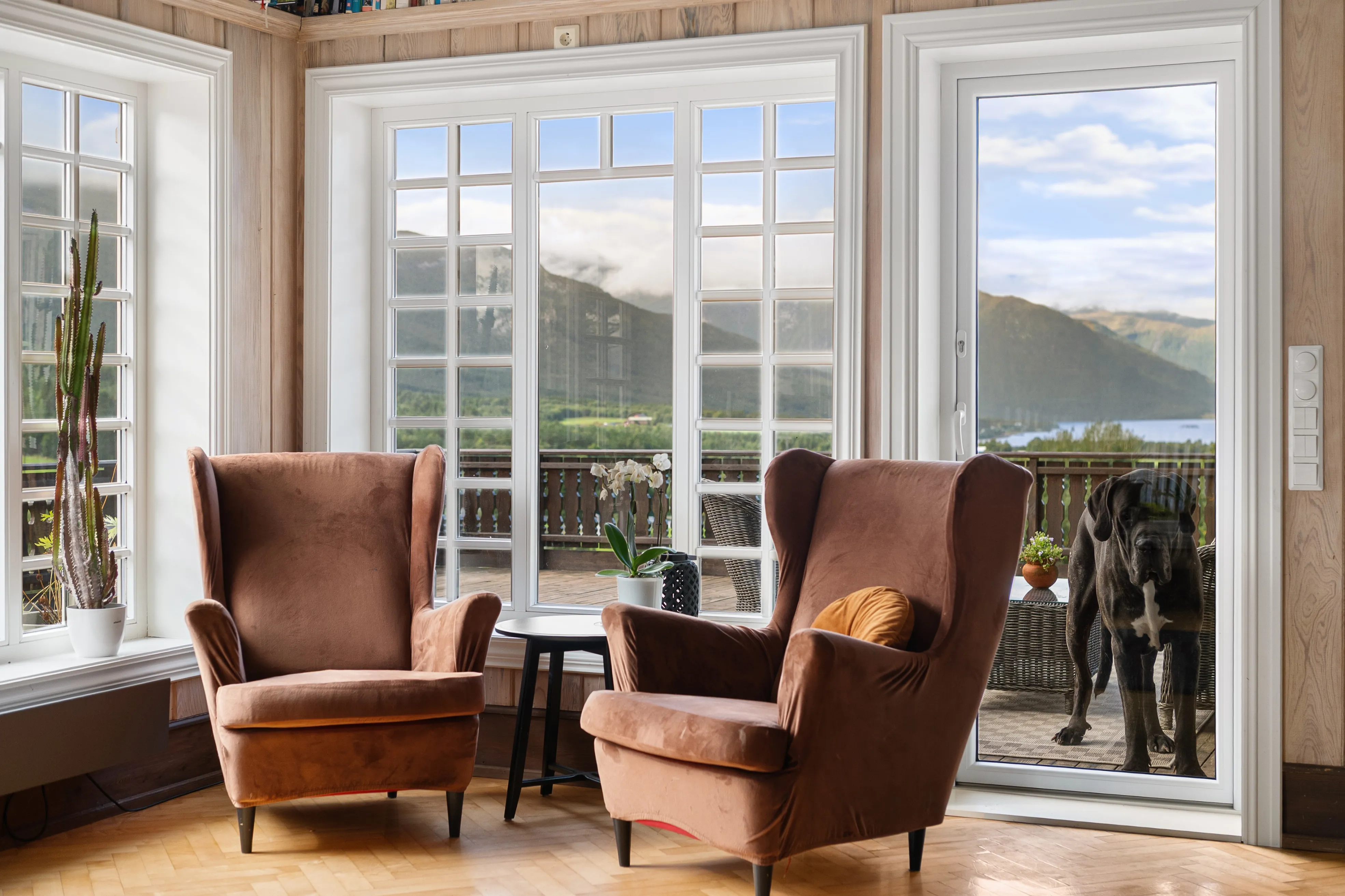 2010 Timber House with 7 Bedrooms and Expansive Garden in Eidsvåg, Norway - View image 7 of 56