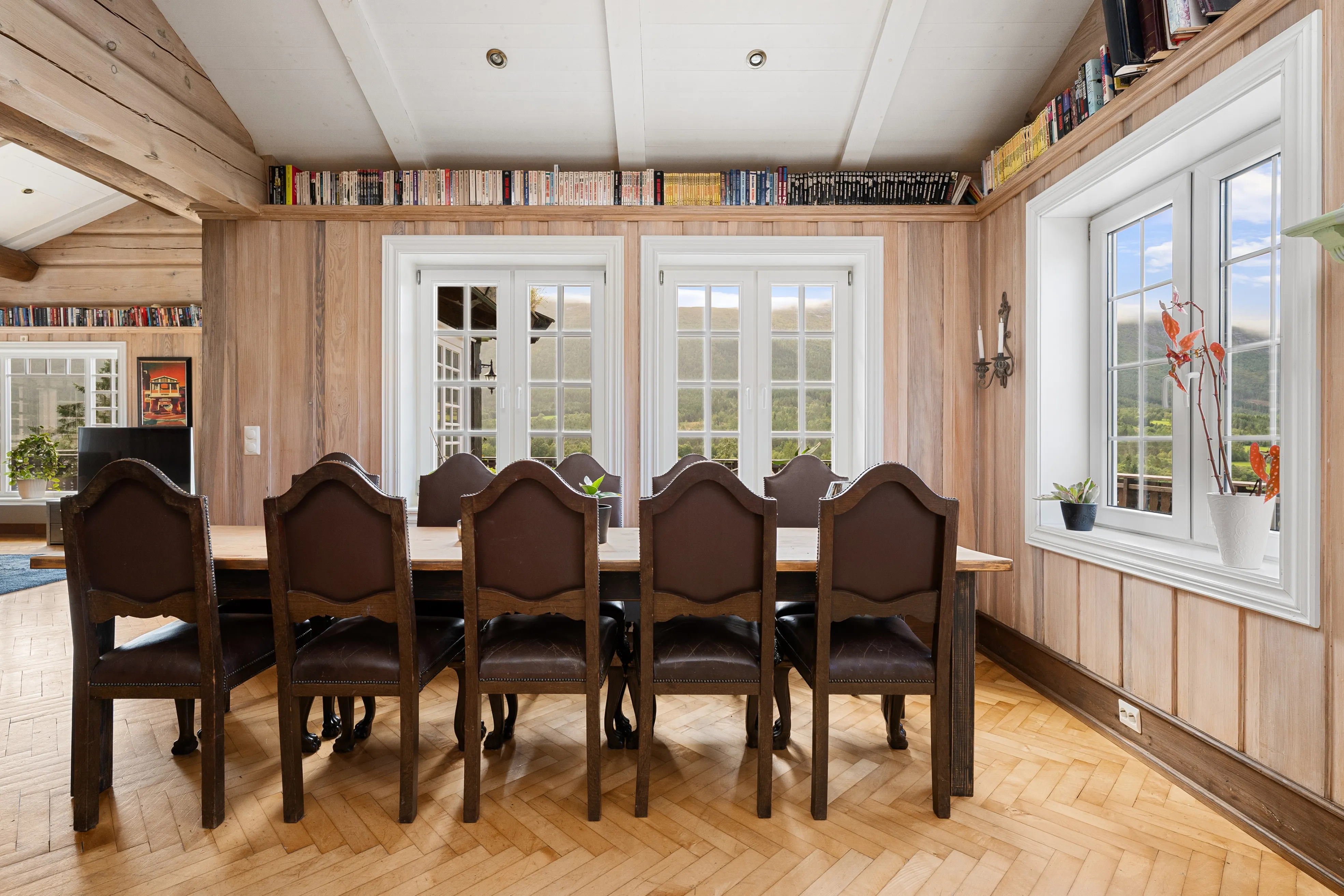 2010 Timber House with 7 Bedrooms and Expansive Garden in Eidsvåg, Norway - View image 10 of 56