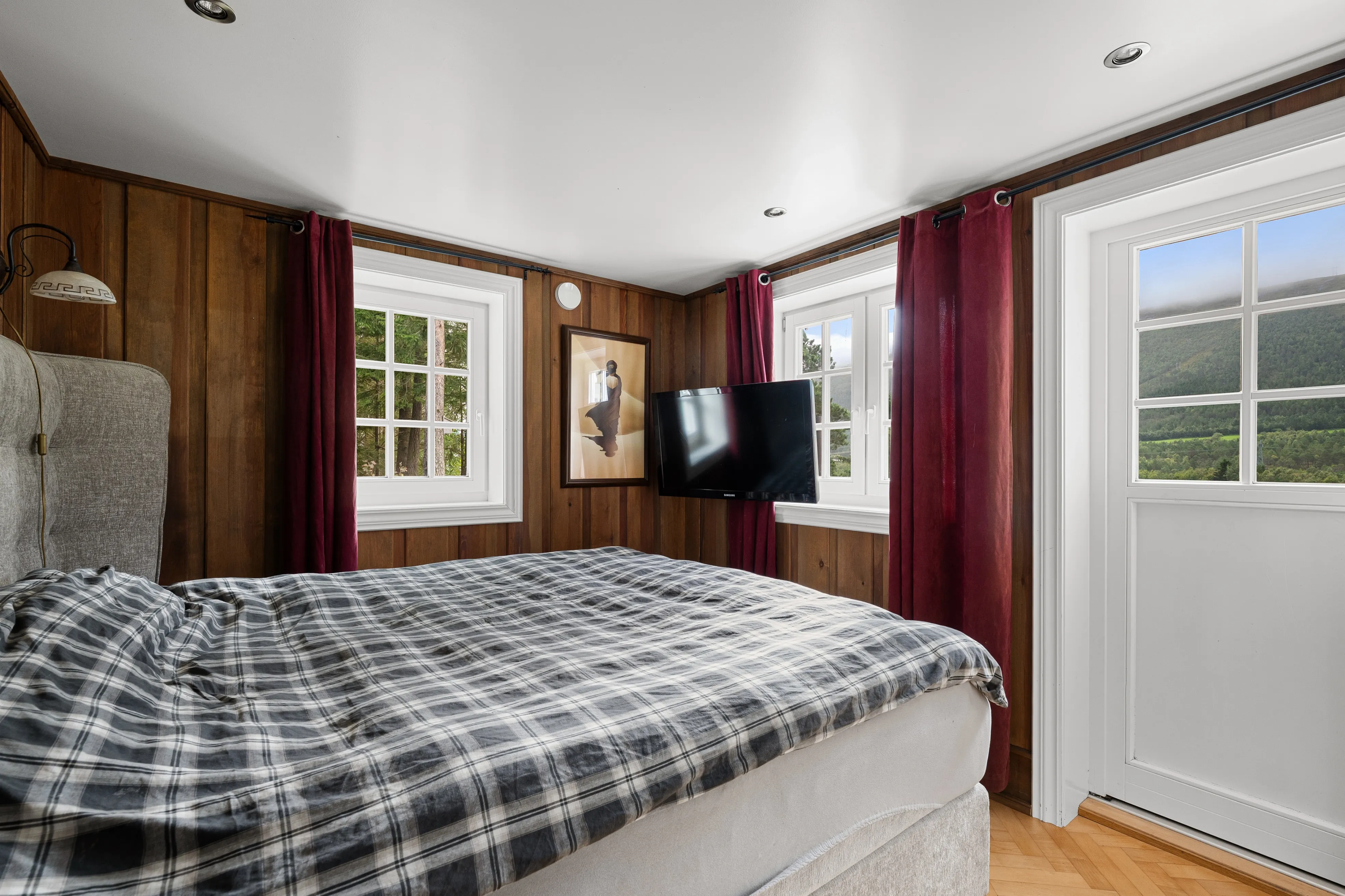 2010 Timber House with 7 Bedrooms and Expansive Garden in Eidsvåg, Norway - View image 16 of 56