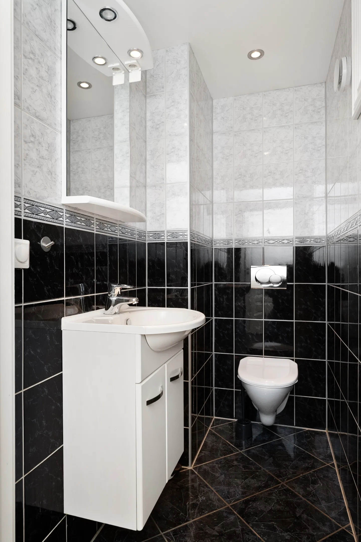 2010 Timber House with 7 Bedrooms and Expansive Garden in Eidsvåg, Norway - View image 18 of 56