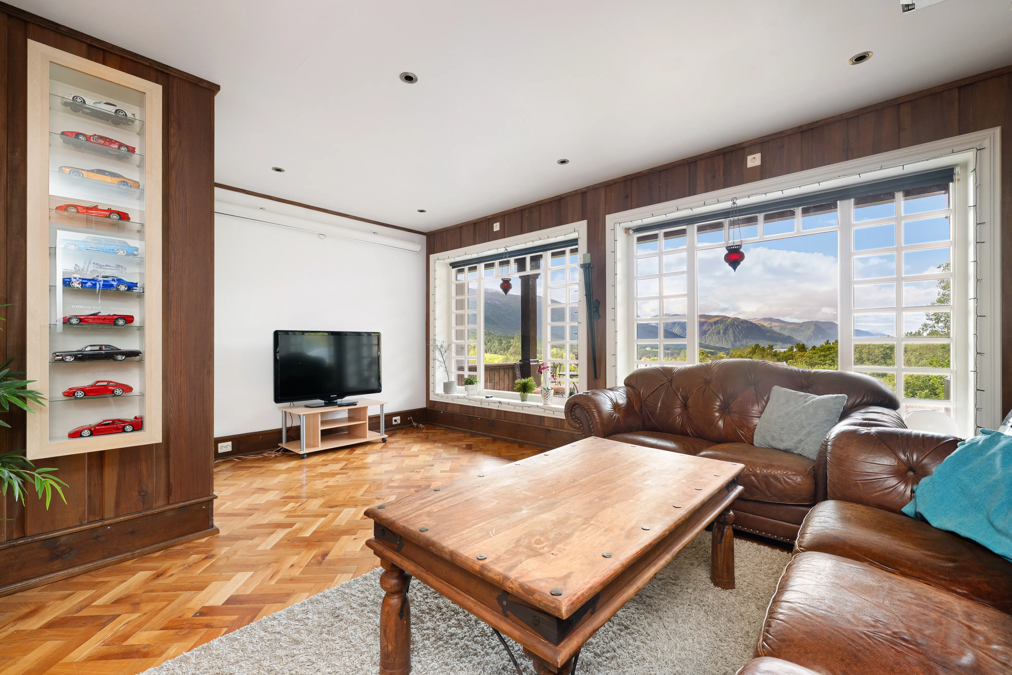 2010 Timber House with 7 Bedrooms and Expansive Garden in Eidsvåg, Norway - View image 30 of 56