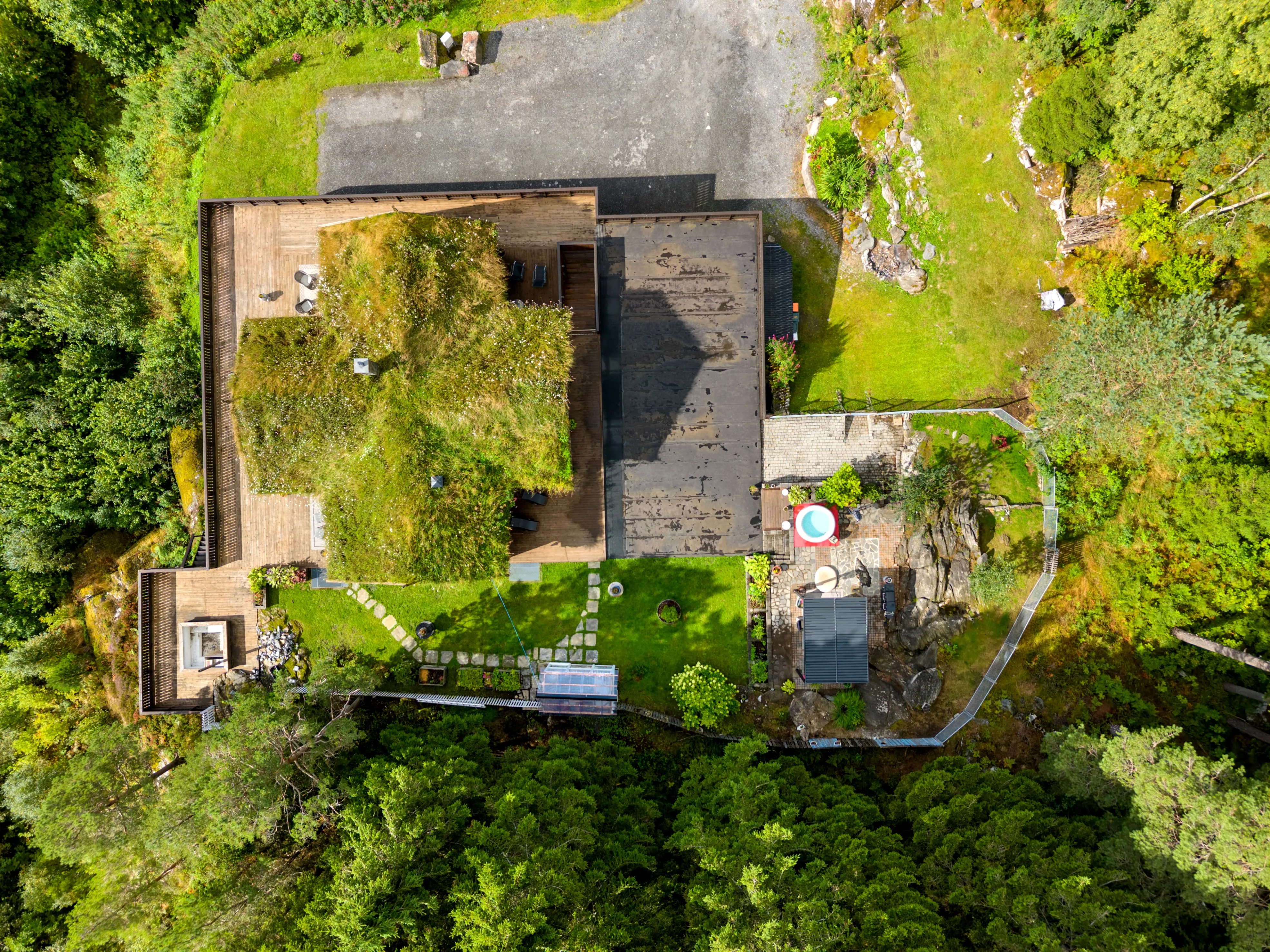 2010 Timber House with 7 Bedrooms and Expansive Garden in Eidsvåg, Norway - View image 43 of 56