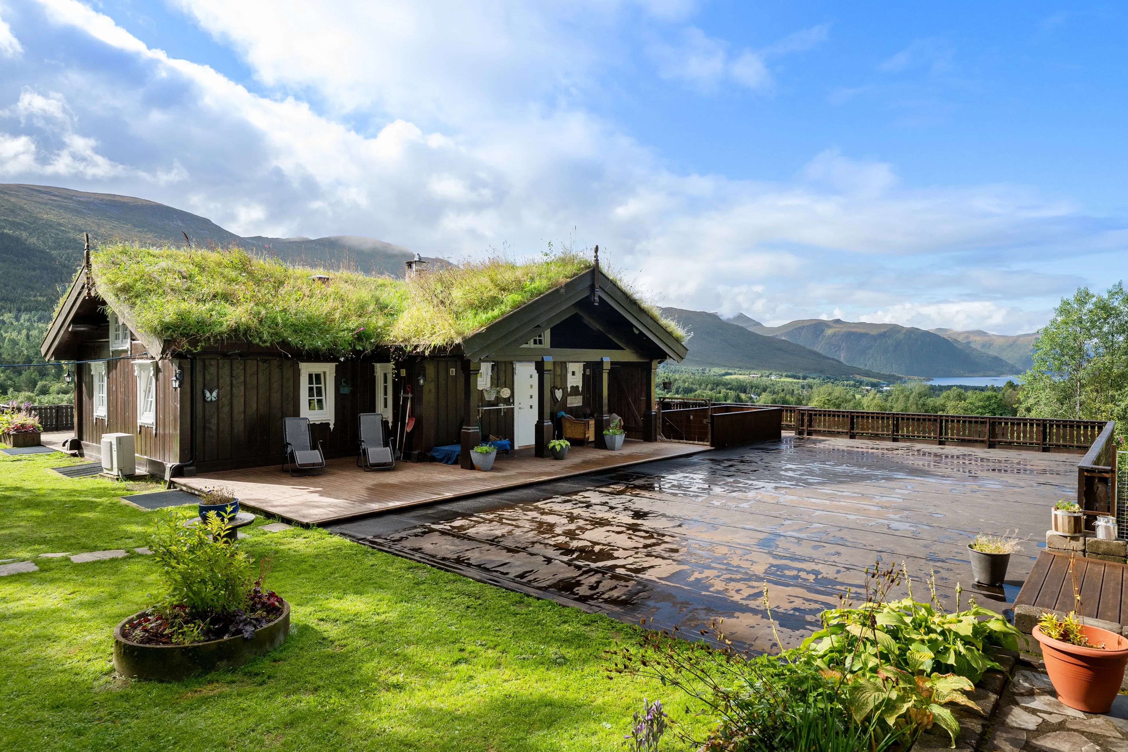 2010 Timber House with 7 Bedrooms and Expansive Garden in Eidsvåg, Norway - View image 44 of 56