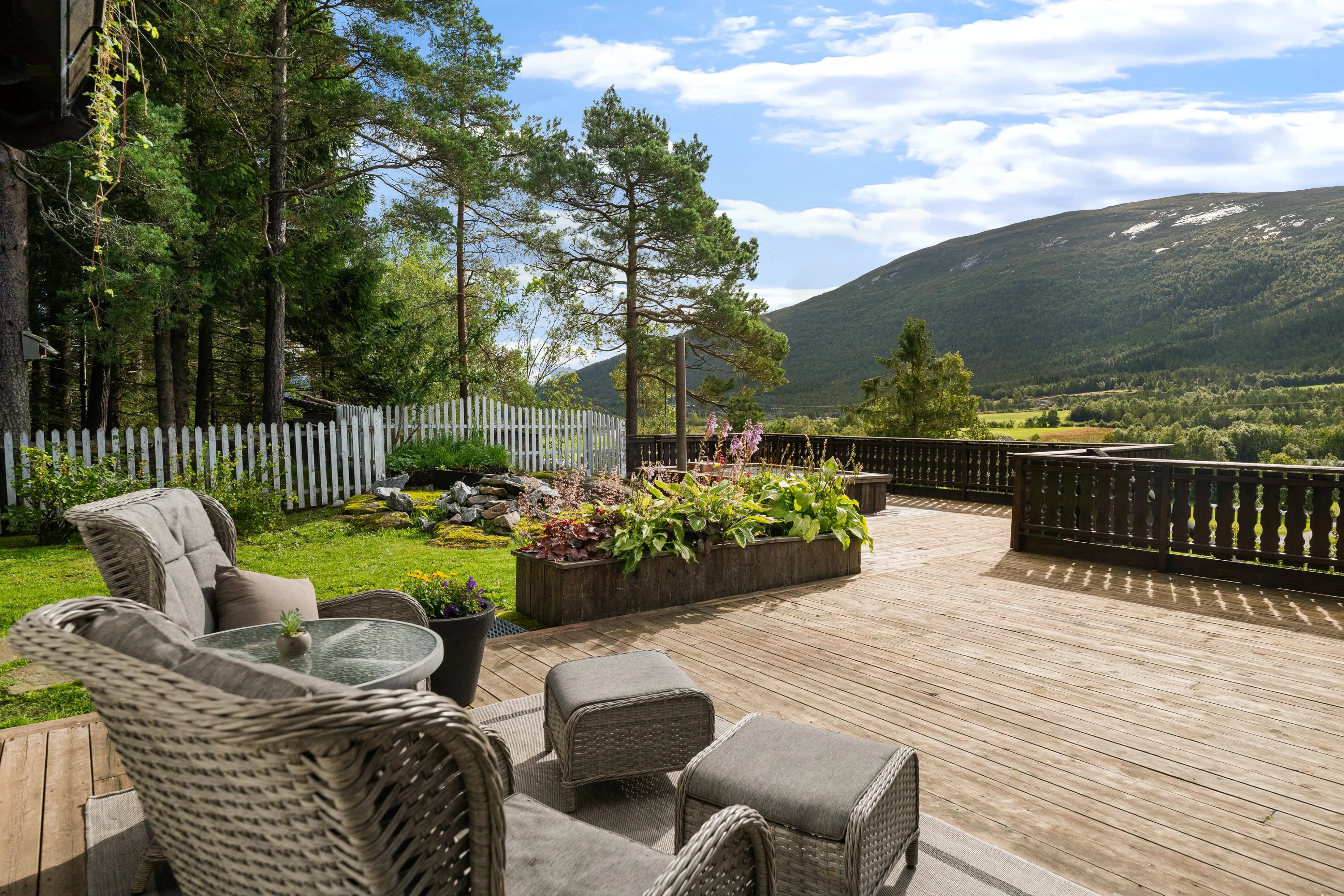 2010 Timber House with 7 Bedrooms and Expansive Garden in Eidsvåg, Norway - View image 47 of 56