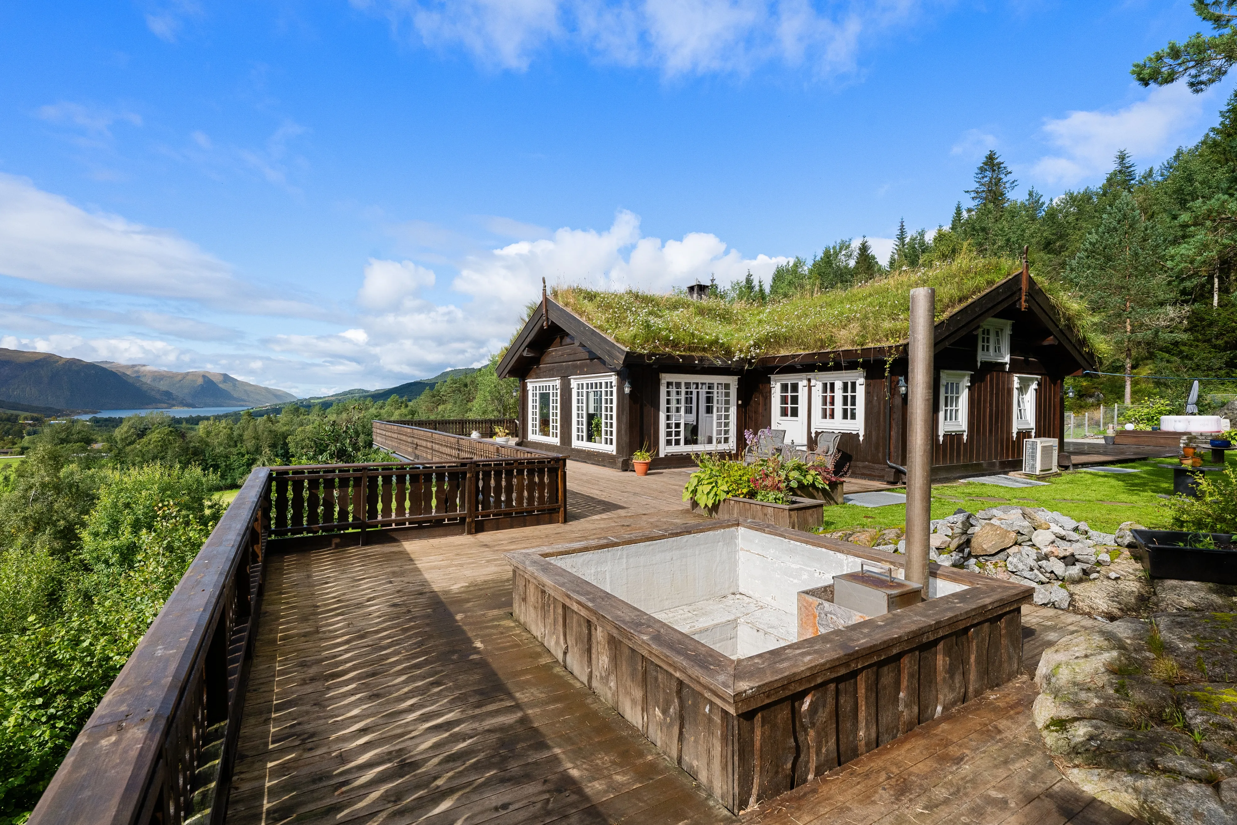 2010 Timber House with 7 Bedrooms and Expansive Garden in Eidsvåg, Norway - View image 51 of 56