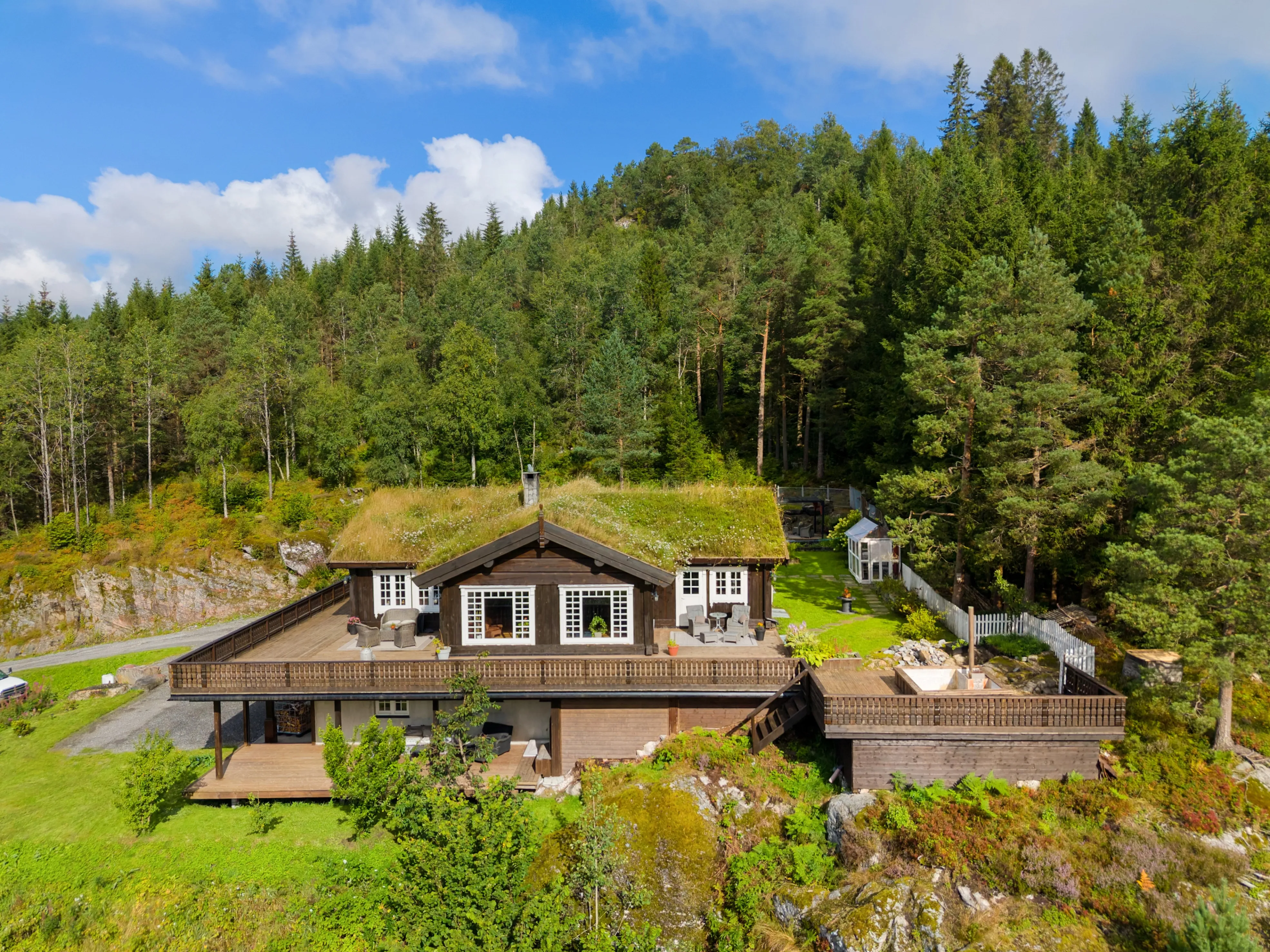 2010 Timber House with 7 Bedrooms and Expansive Garden in Eidsvåg, Norway - View image 54 of 56