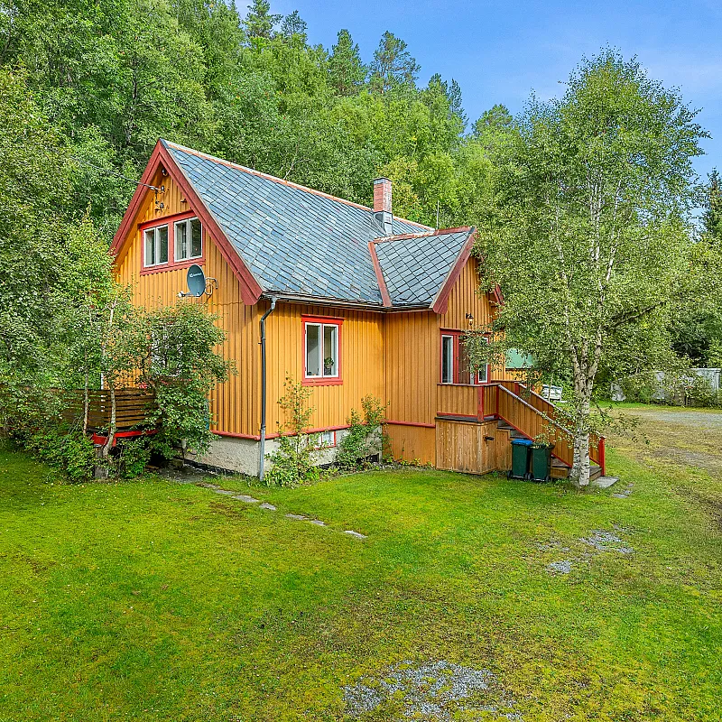 Charming 3-Bedroom House with Expansive Grounds in Historic Løkken Verk