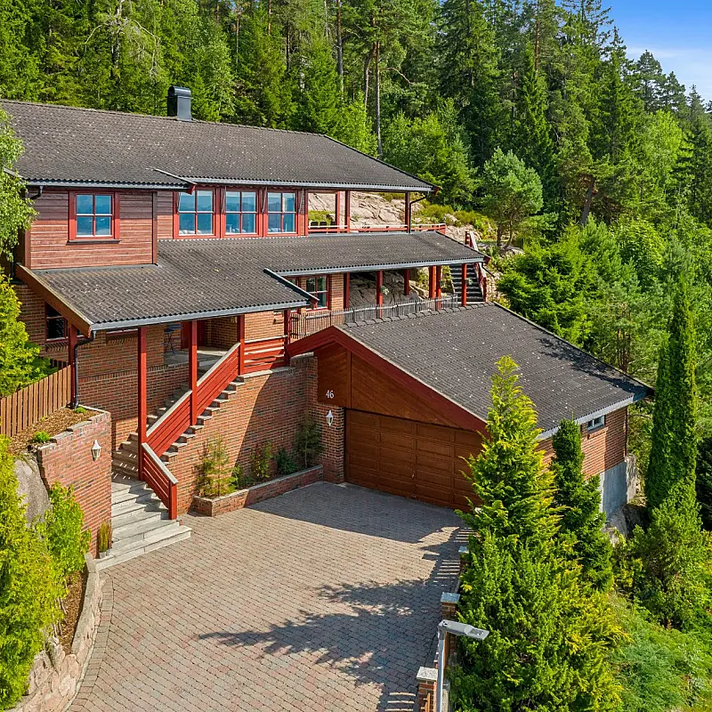 Modern 3-Bedroom House with Fjord Views and Expansive Terrace in Spikkestad