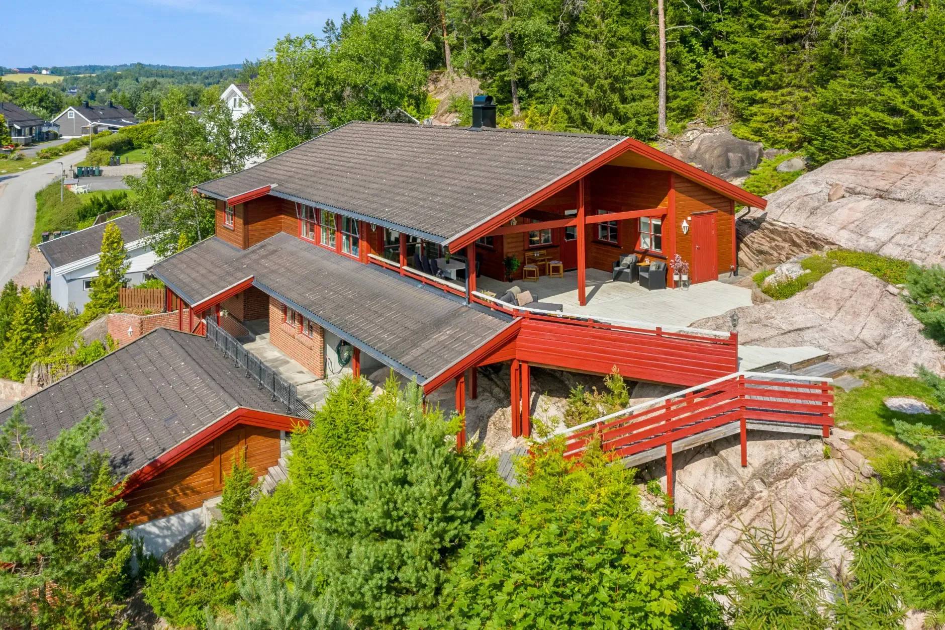 Modern 3-Bedroom House with Fjord Views and Expansive Terrace in Spikkestad - Image 2
