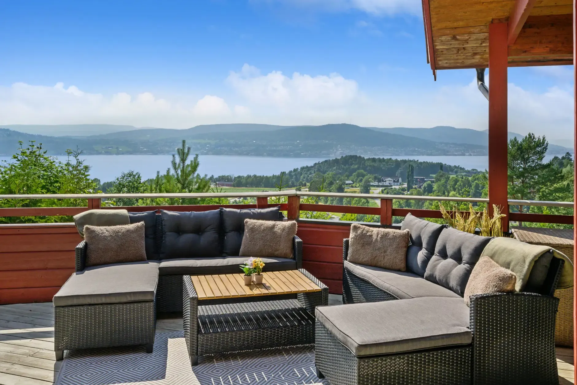 Modern 3-Bedroom House with Fjord Views and Expansive Terrace in Spikkestad - Image 3