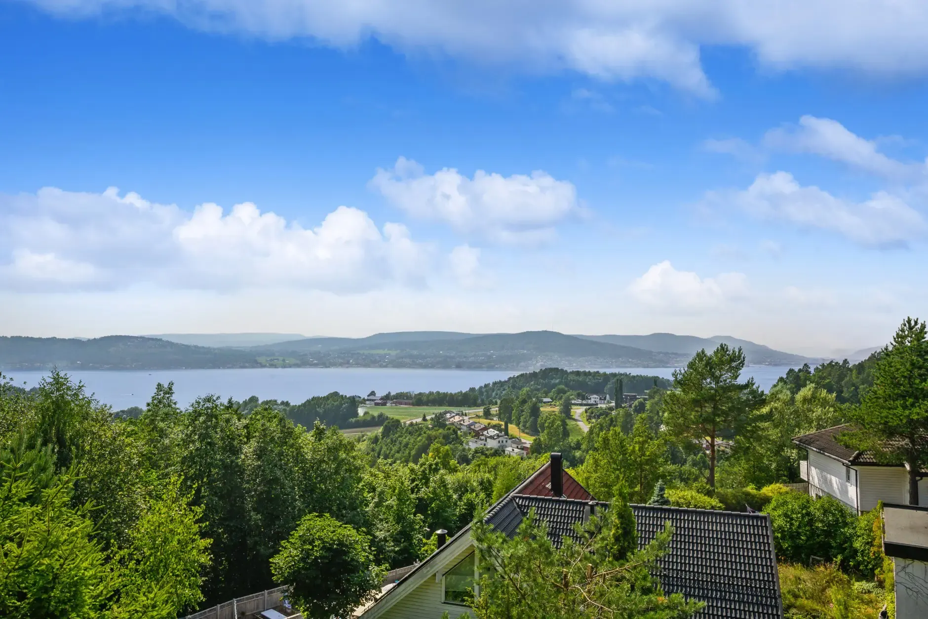 Modern 3-Bedroom House with Fjord Views and Expansive Terrace in Spikkestad - Image 4