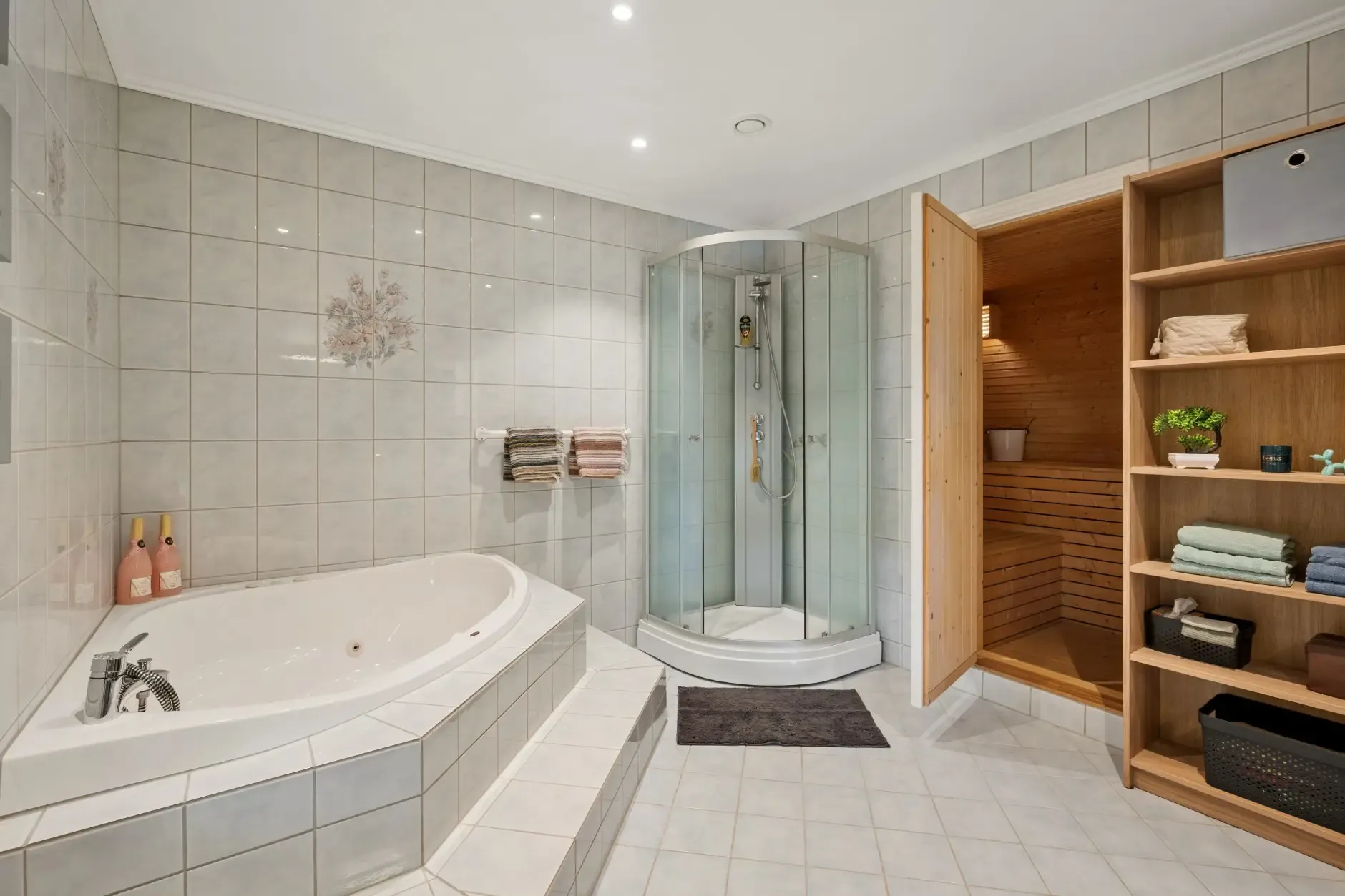 Modern 3-Bedroom House with Fjord Views and Expansive Terrace in Spikkestad - View image 24 of 53