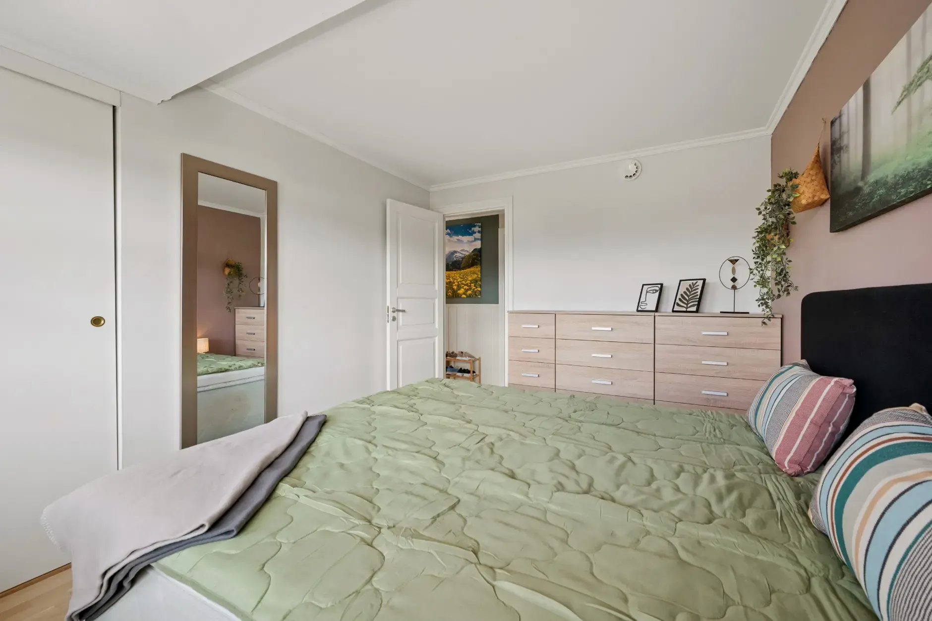 Modern 3-Bedroom House with Fjord Views and Expansive Terrace in Spikkestad - View image 33 of 53