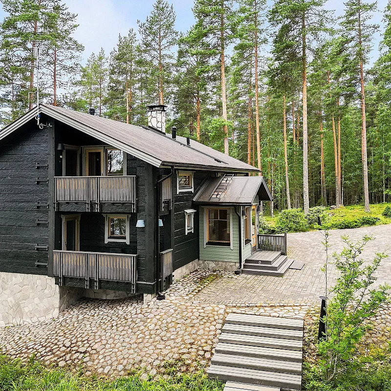Moderni 3 makuuhuoneen talo, jossa on laaja tontti Vehmersalmissa, Suomessa