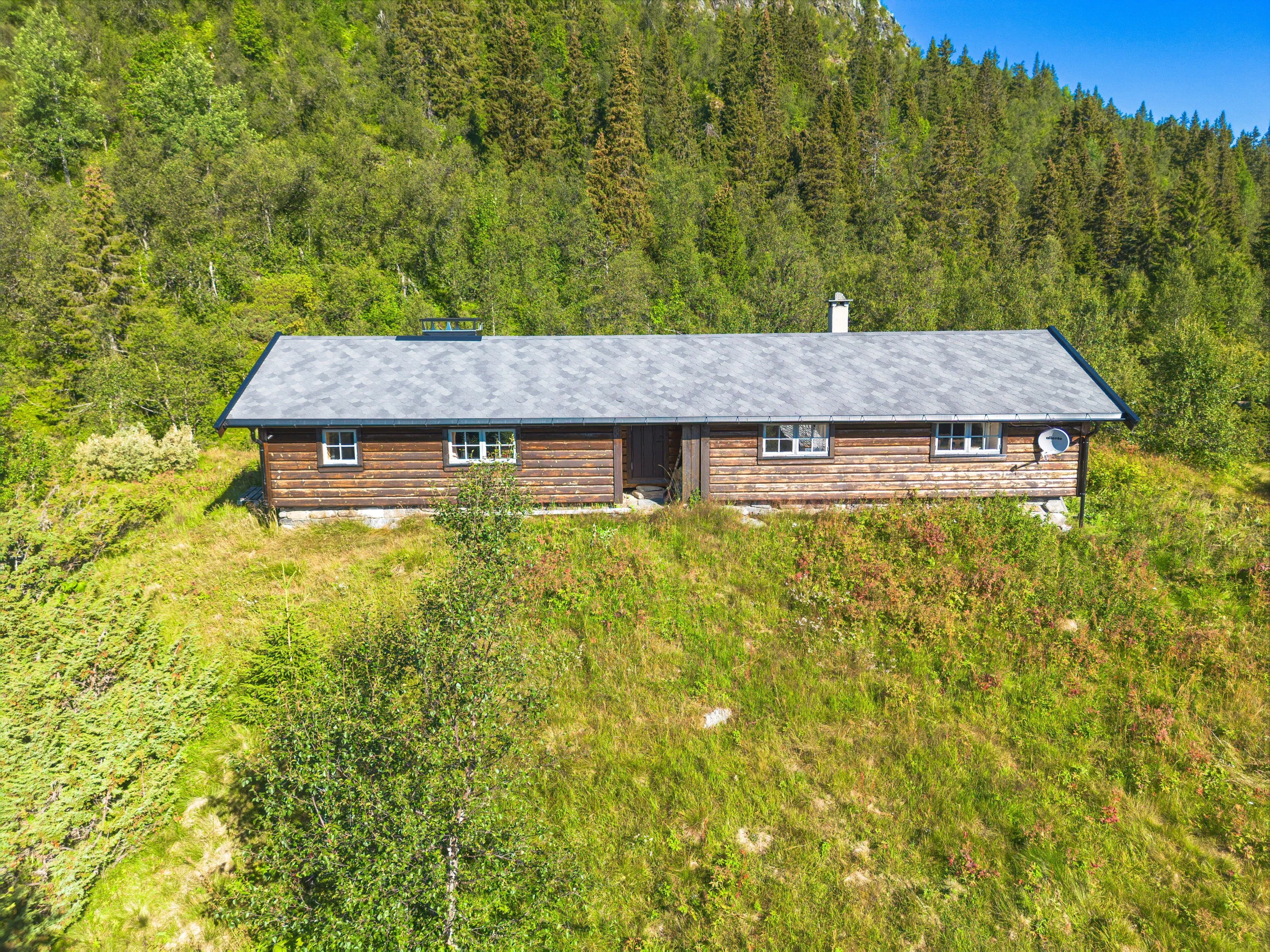 Historic 1800s Cabin in Aurdal with Expansive Garden and Rustic Charm - Image 2