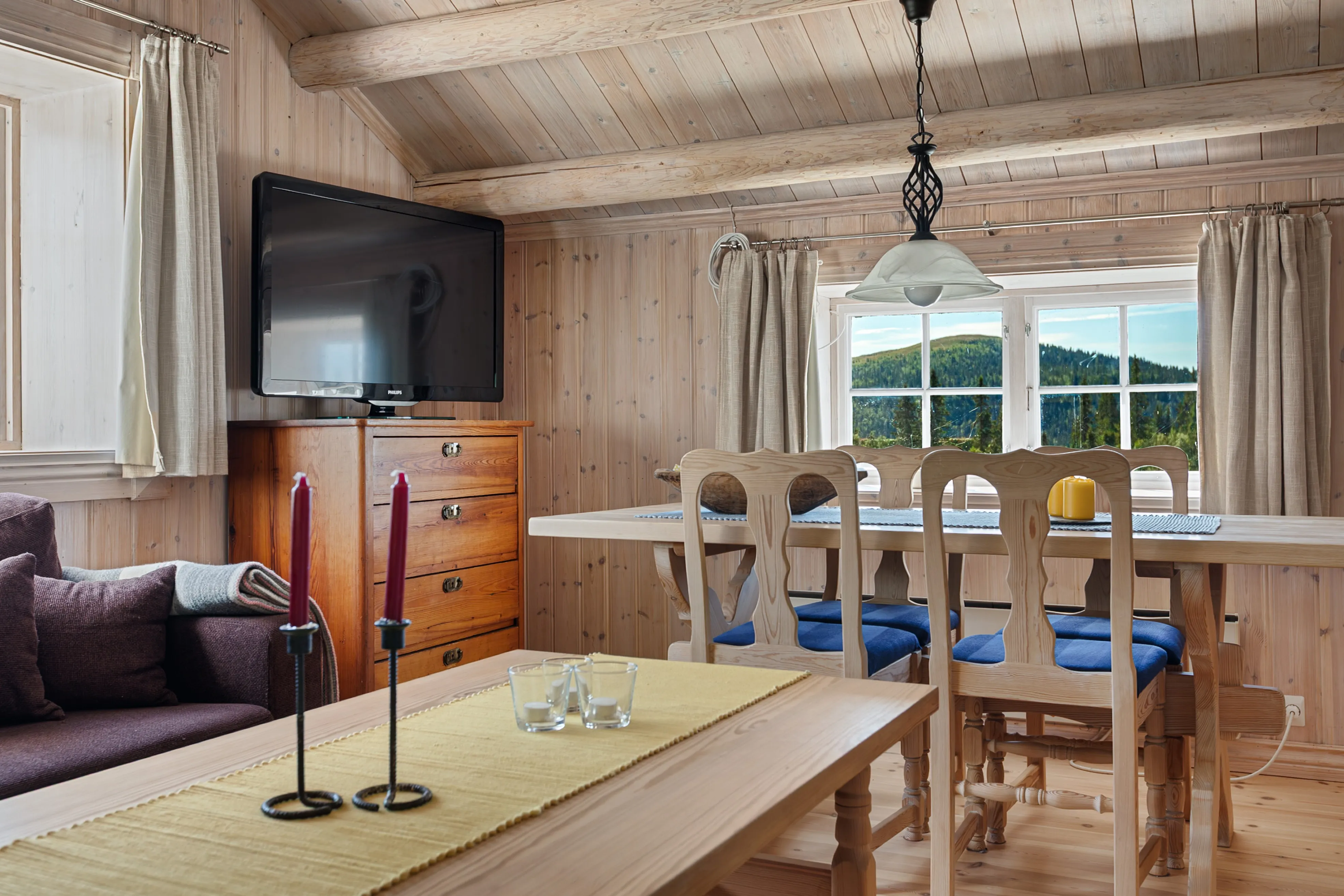 Historic 1800s Cabin in Aurdal with Expansive Garden and Rustic Charm - View image 9 of 24