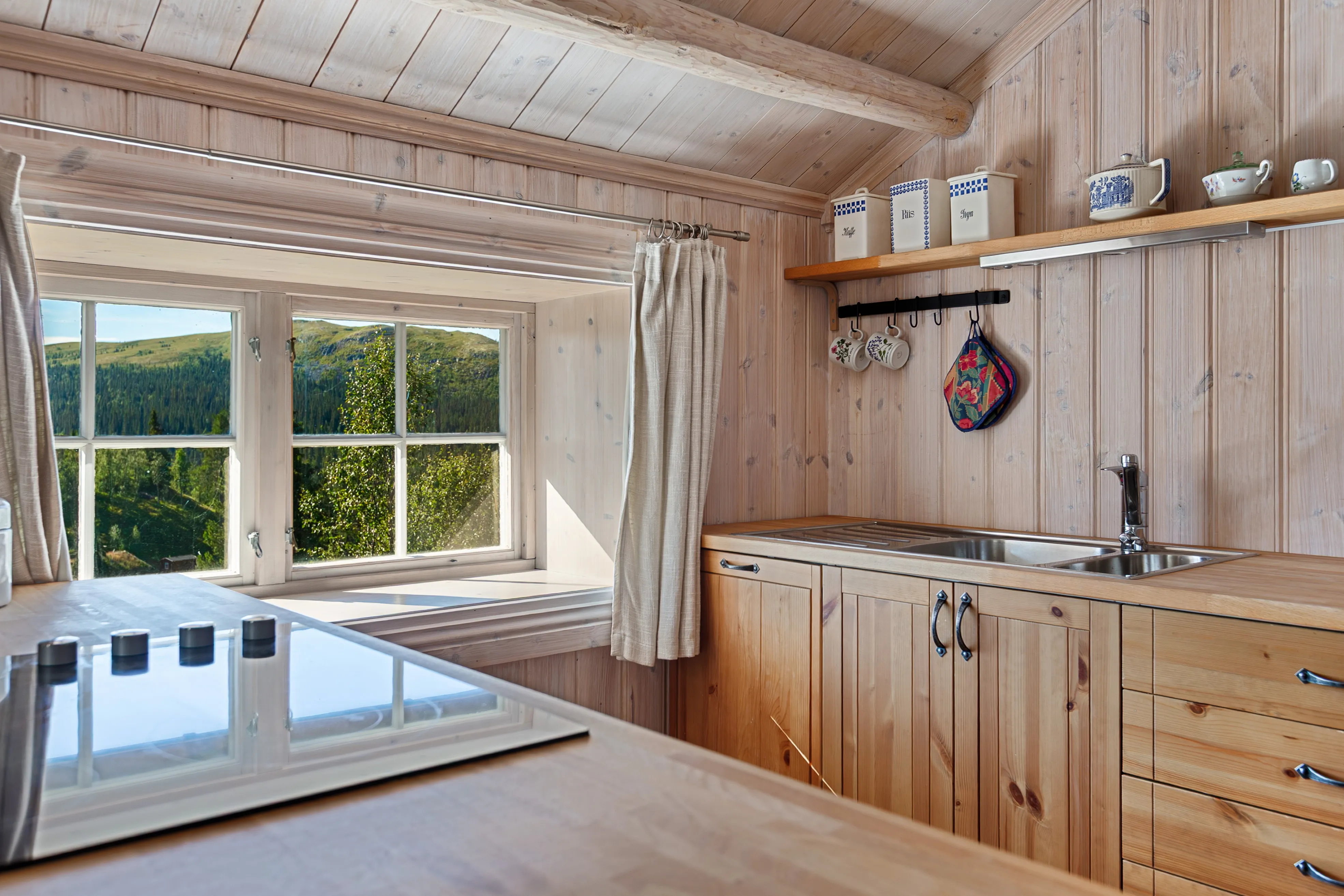 Historic 1800s Cabin in Aurdal with Expansive Garden and Rustic Charm - View image 13 of 24