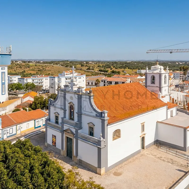 Villa with Garden in Lagoa's Heart