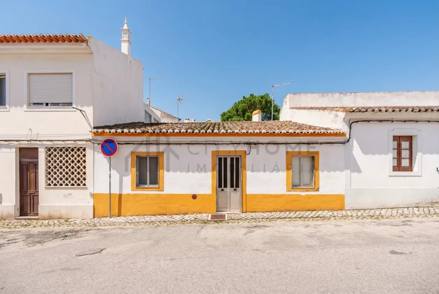 Villa with Garden in Lagoa's Heart - Image 3