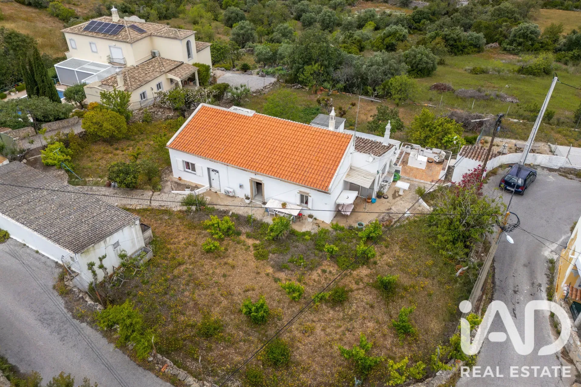 1970s 3-Bedroom House with Garden and Pool in São Brás de Alportel - Image 1