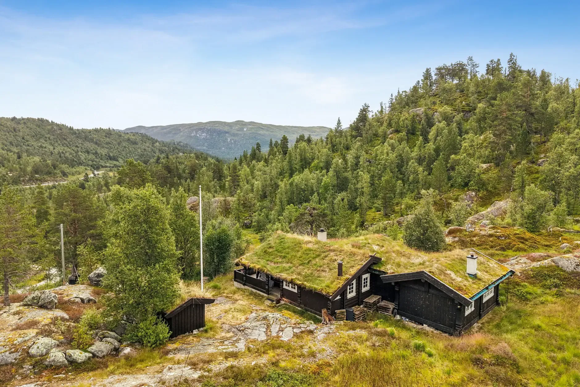 Vinje Cabin Retreat: 4 Bedrooms, Expansive Terrace, and Cosy Fireplaces - Image 1