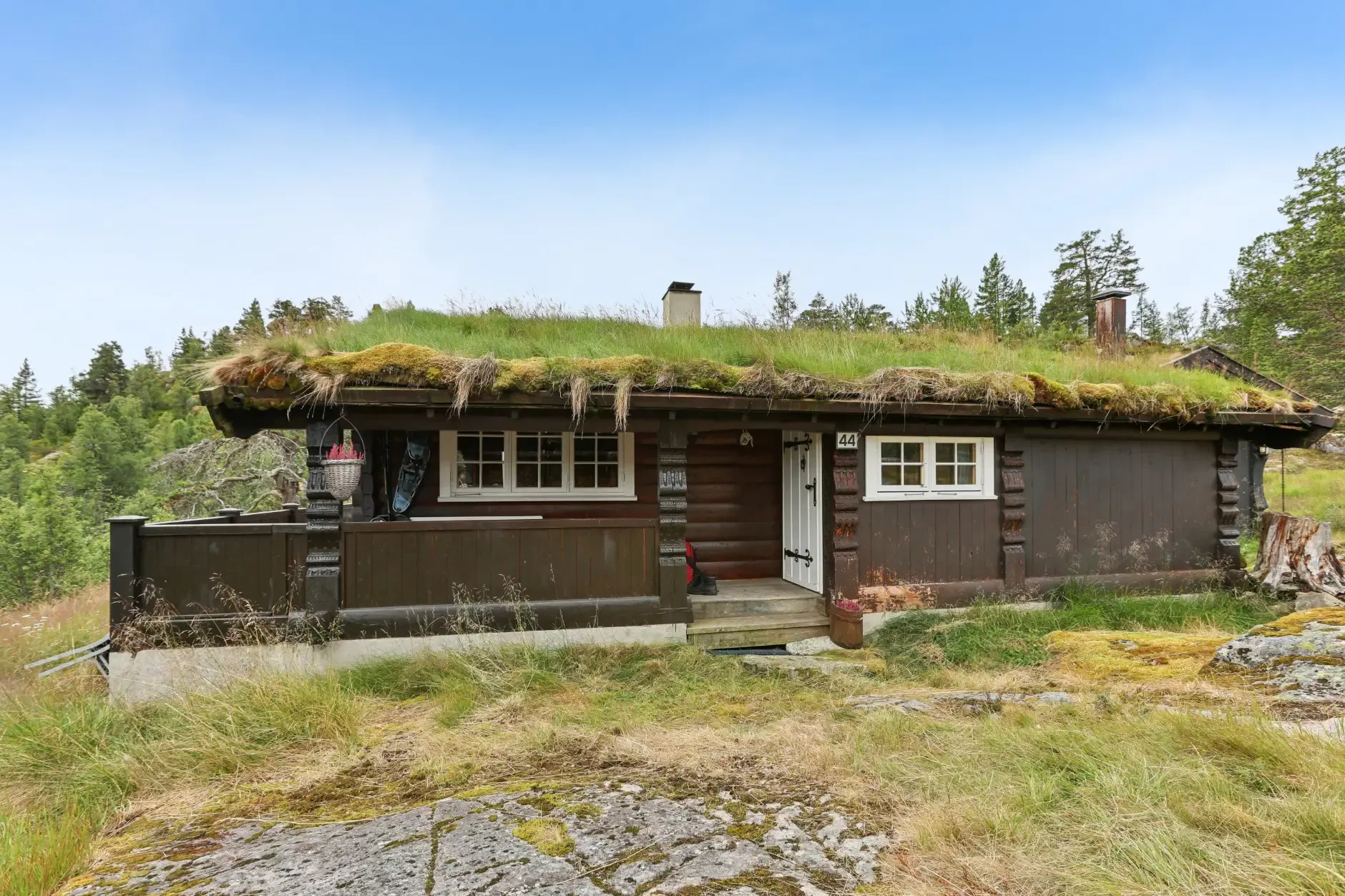 Vinje Cabin Retreat: 4 Bedrooms, Expansive Terrace, and Cosy Fireplaces - Image 2