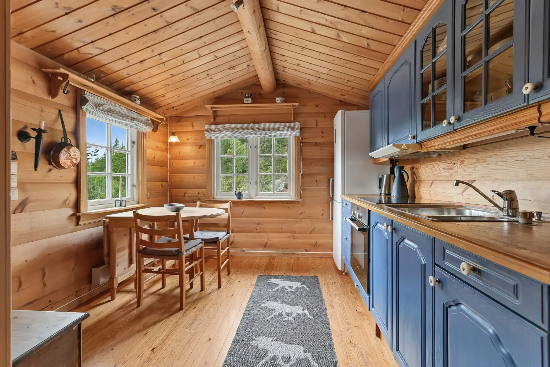 Vinje Cabin Retreat: 4 Bedrooms, Expansive Terrace, and Cosy Fireplaces - View image 6 of 30
