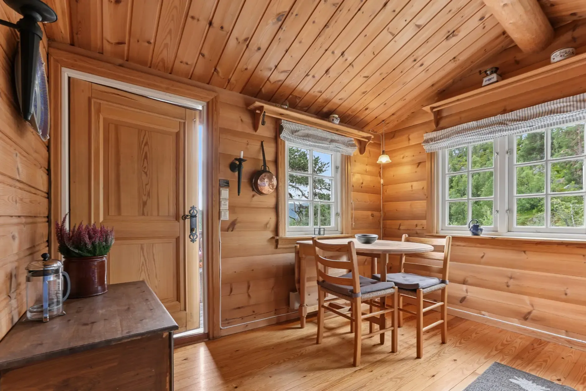 Vinje Cabin Retreat: 4 Bedrooms, Expansive Terrace, and Cosy Fireplaces - View image 7 of 30