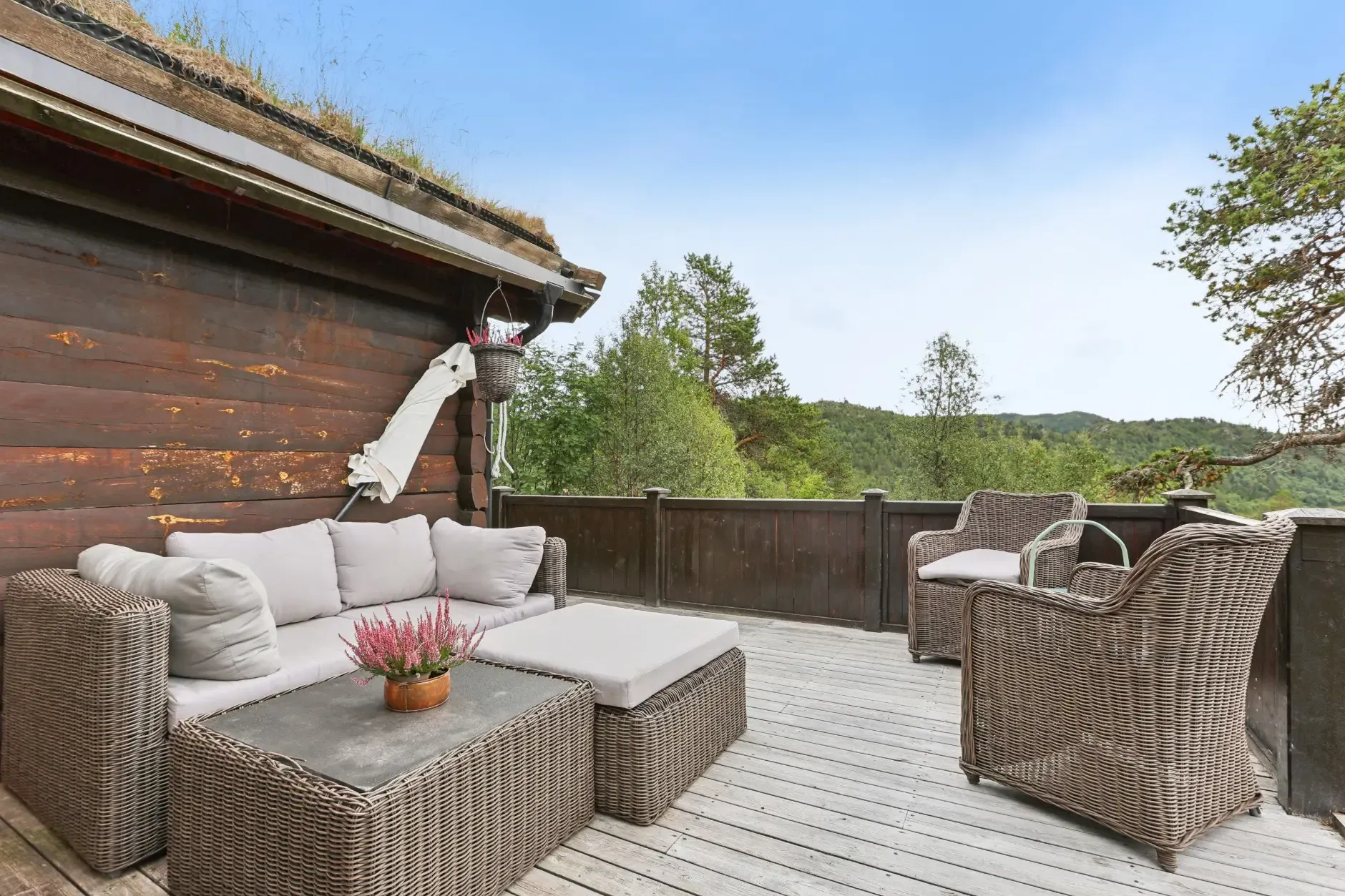 Vinje Cabin Retreat: 4 Bedrooms, Expansive Terrace, and Cosy Fireplaces - View image 9 of 30