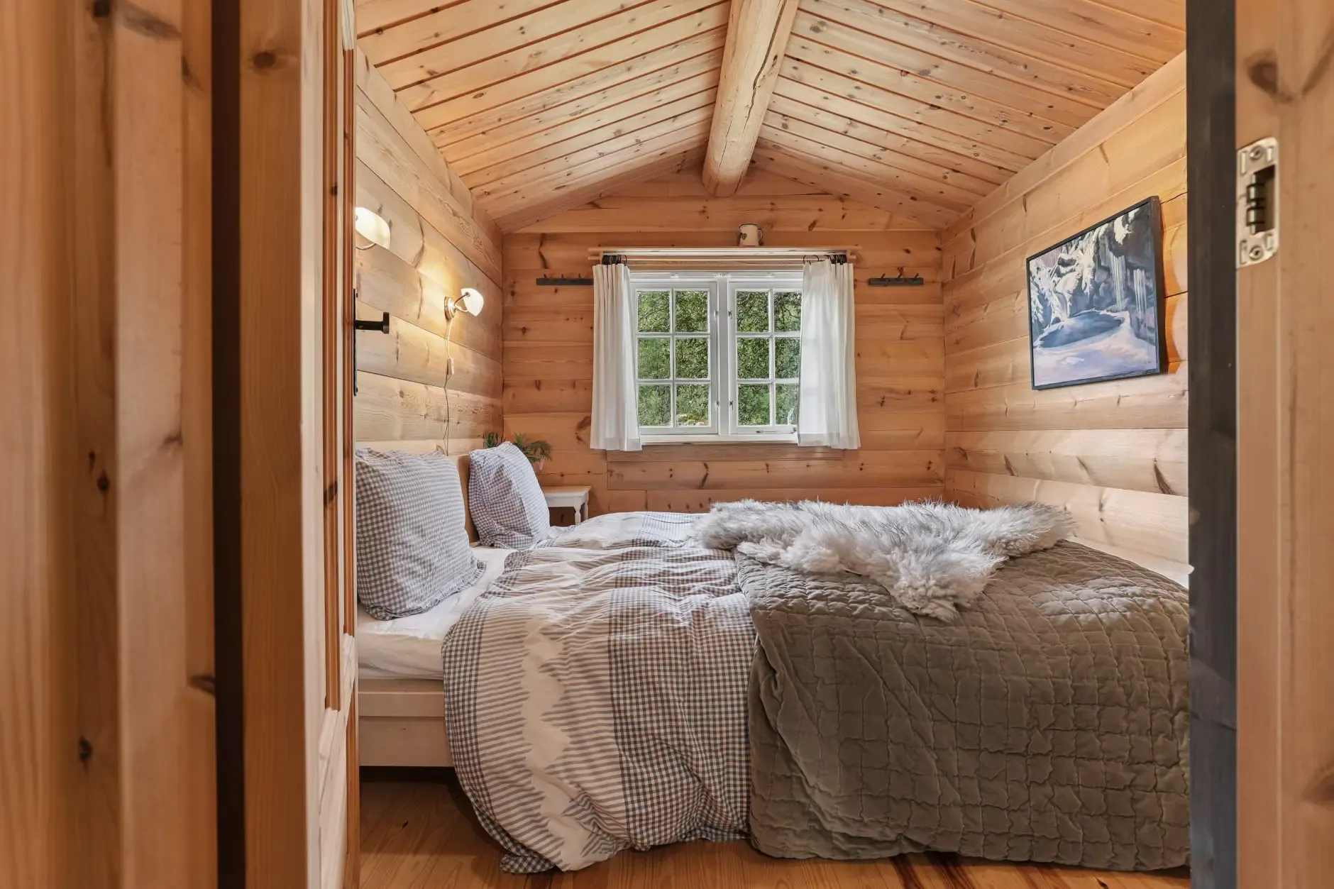 Vinje Cabin Retreat: 4 Bedrooms, Expansive Terrace, and Cosy Fireplaces - View image 14 of 30