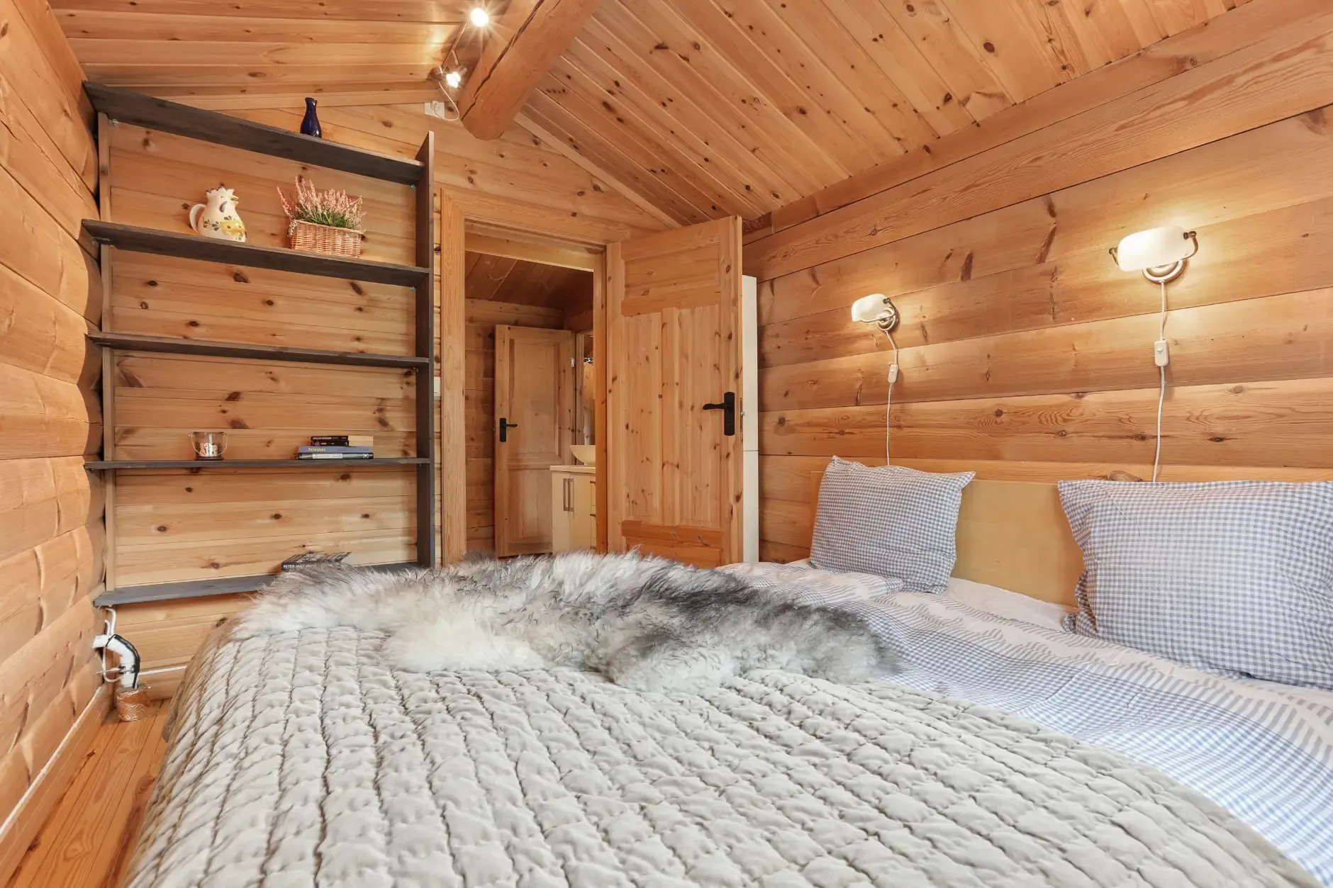 Vinje Cabin Retreat: 4 Bedrooms, Expansive Terrace, and Cosy Fireplaces - View image 15 of 30