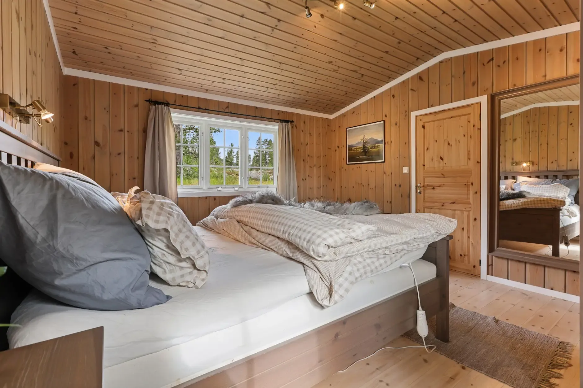 Vinje Cabin Retreat: 4 Bedrooms, Expansive Terrace, and Cosy Fireplaces - View image 16 of 30