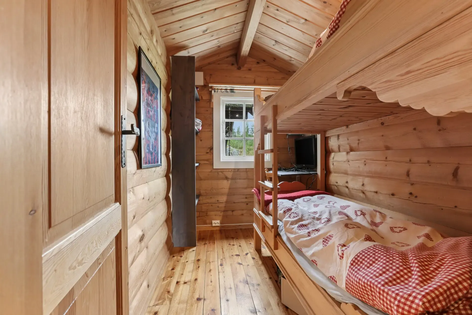 Vinje Cabin Retreat: 4 Bedrooms, Expansive Terrace, and Cosy Fireplaces - View image 19 of 30