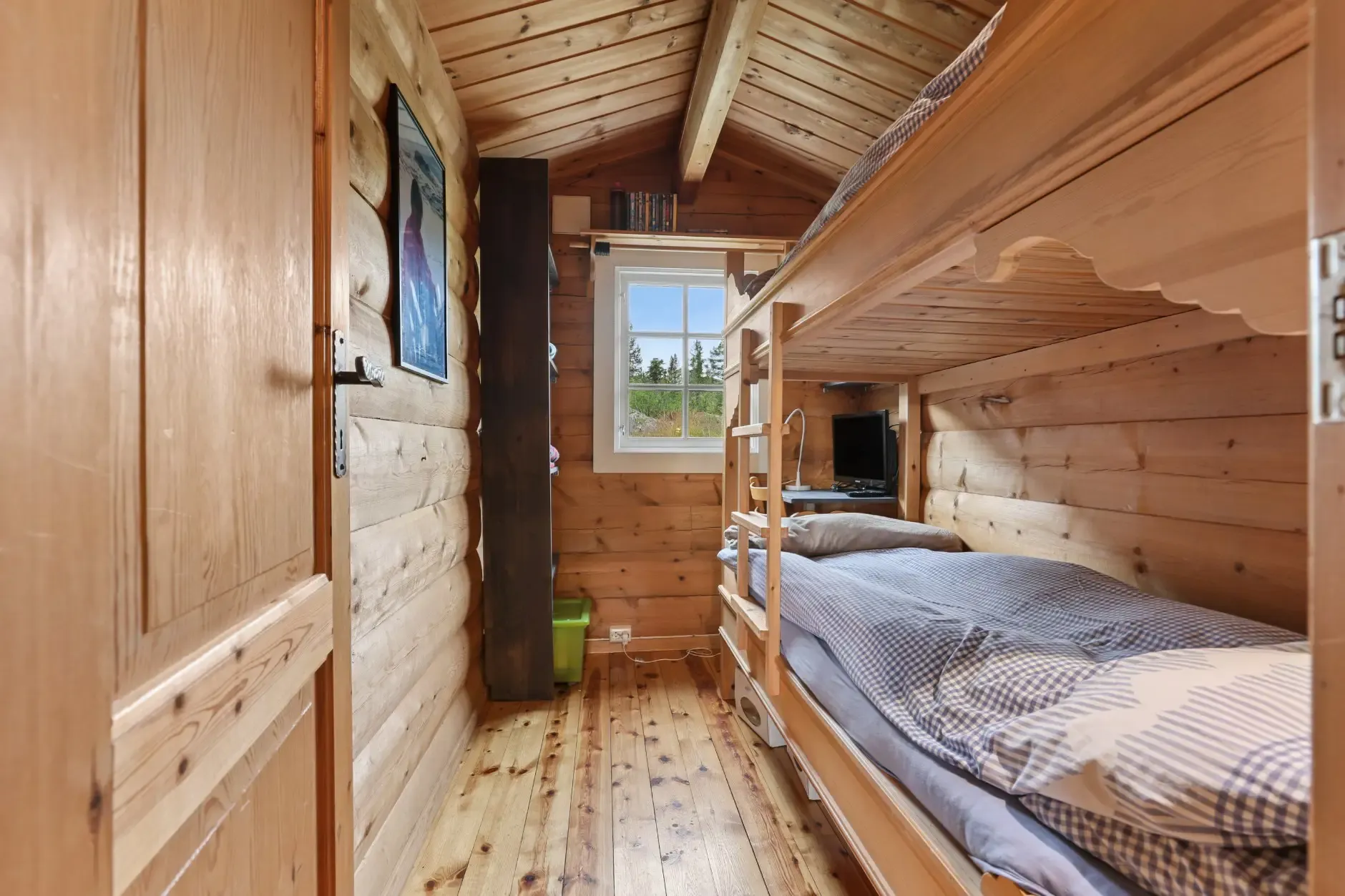 Vinje Cabin Retreat: 4 Bedrooms, Expansive Terrace, and Cosy Fireplaces - View image 21 of 30