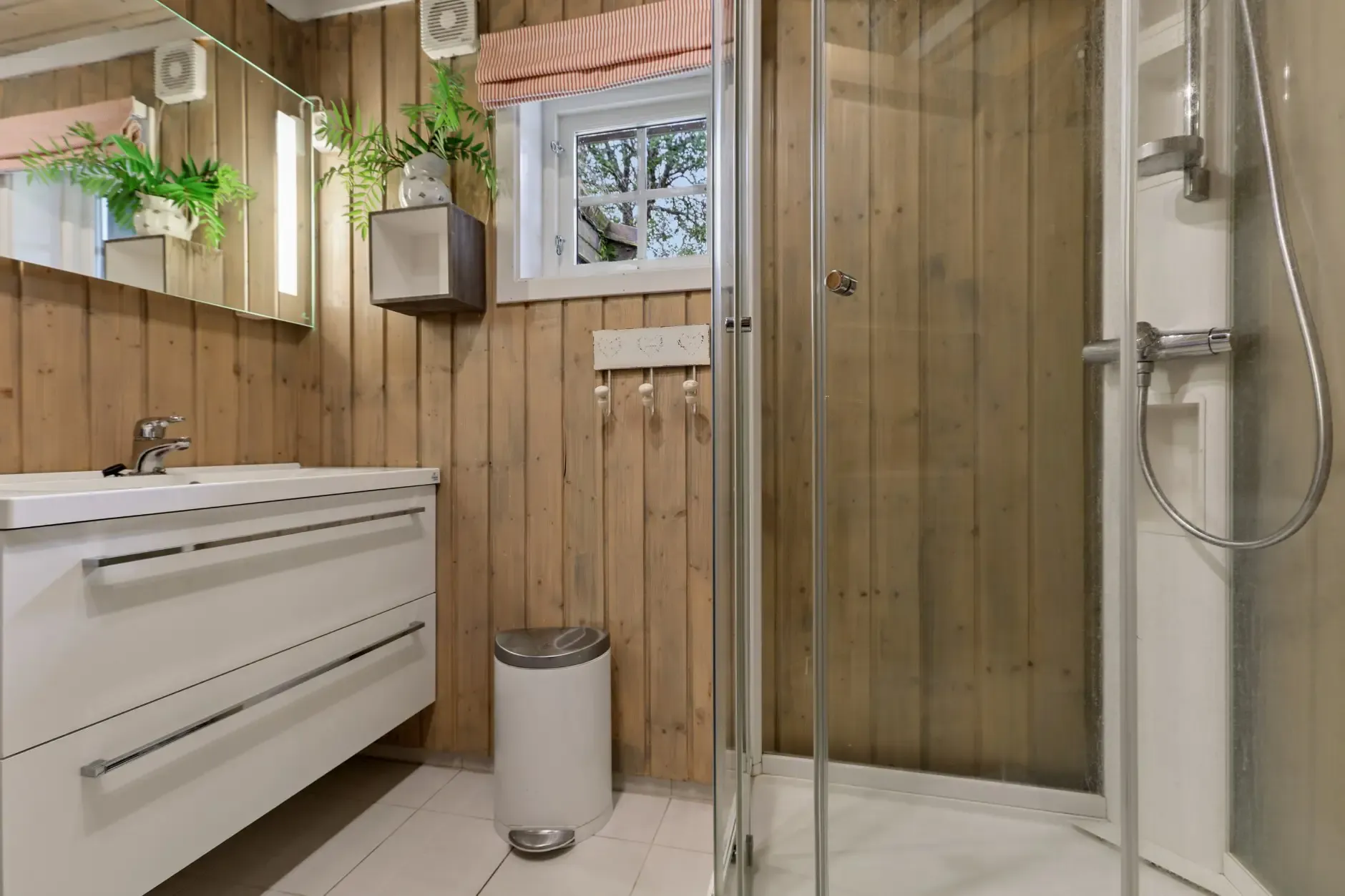 Vinje Cabin Retreat: 4 Bedrooms, Expansive Terrace, and Cosy Fireplaces - View image 23 of 30