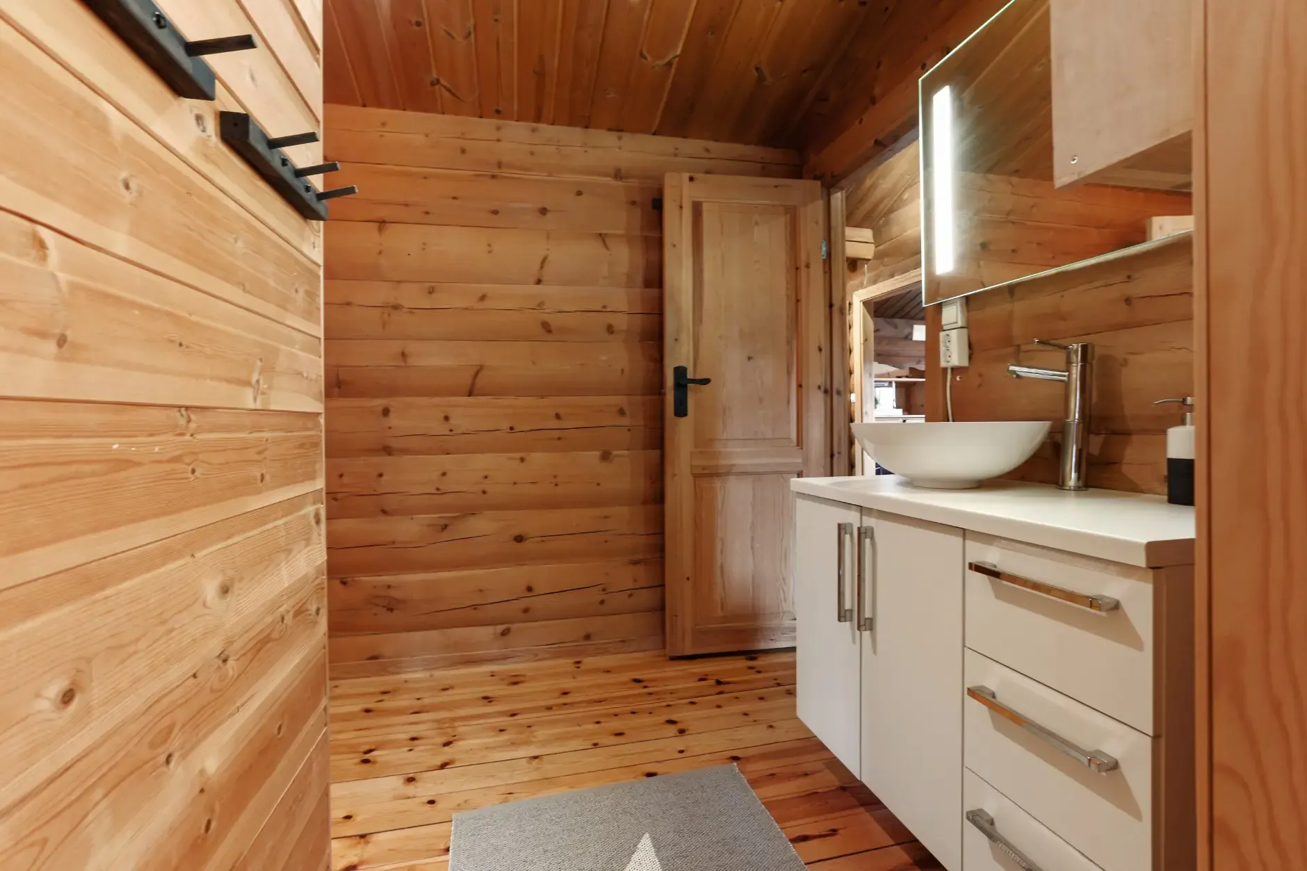 Vinje Cabin Retreat: 4 Bedrooms, Expansive Terrace, and Cosy Fireplaces - View image 24 of 30