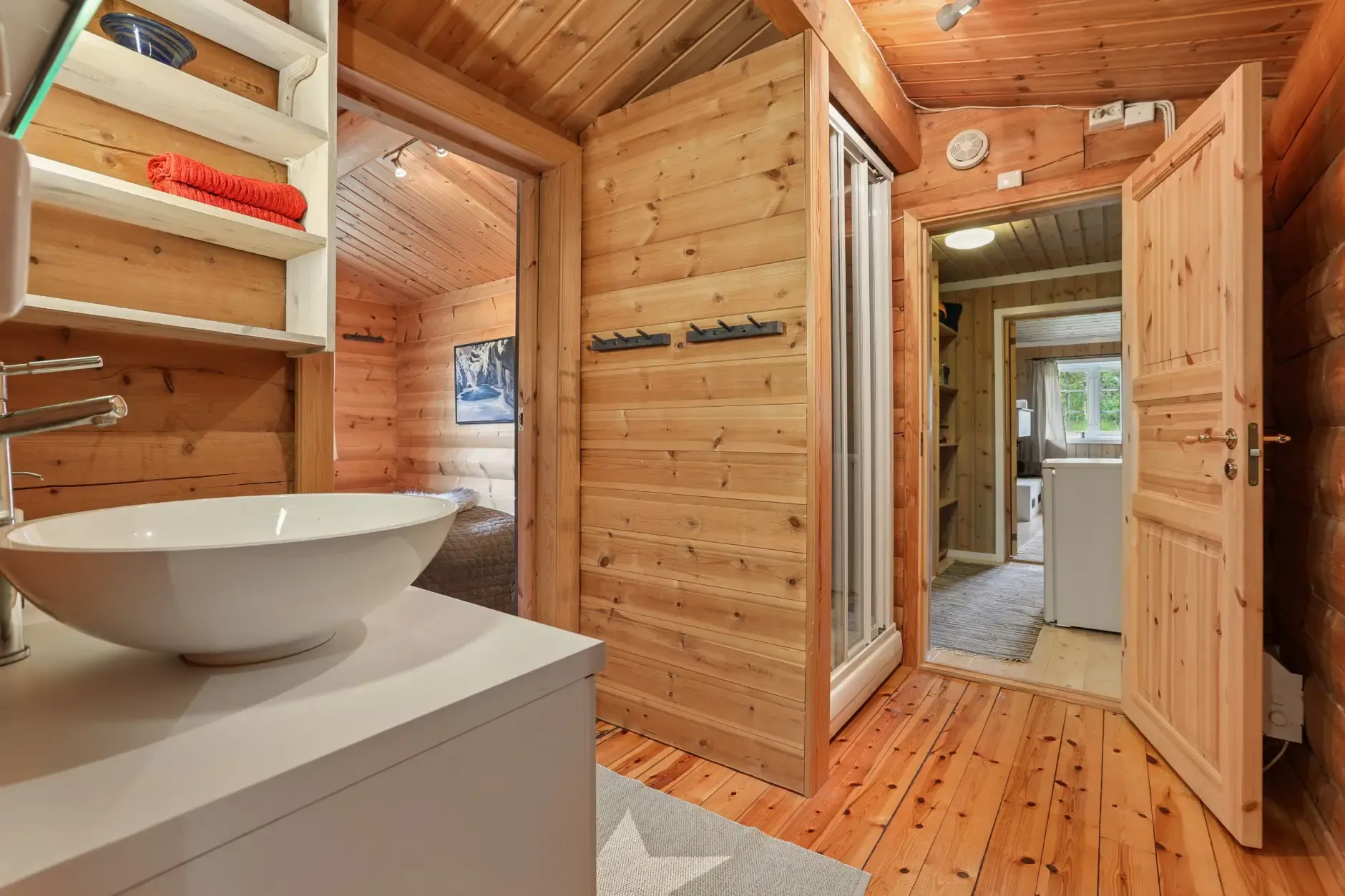 Vinje Cabin Retreat: 4 Bedrooms, Expansive Terrace, and Cosy Fireplaces - View image 25 of 30