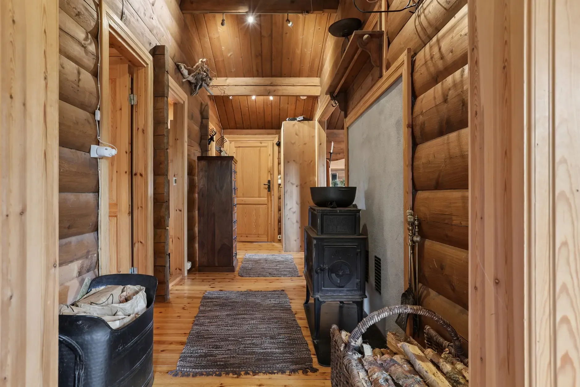 Vinje Cabin Retreat: 4 Bedrooms, Expansive Terrace, and Cosy Fireplaces - View image 26 of 30